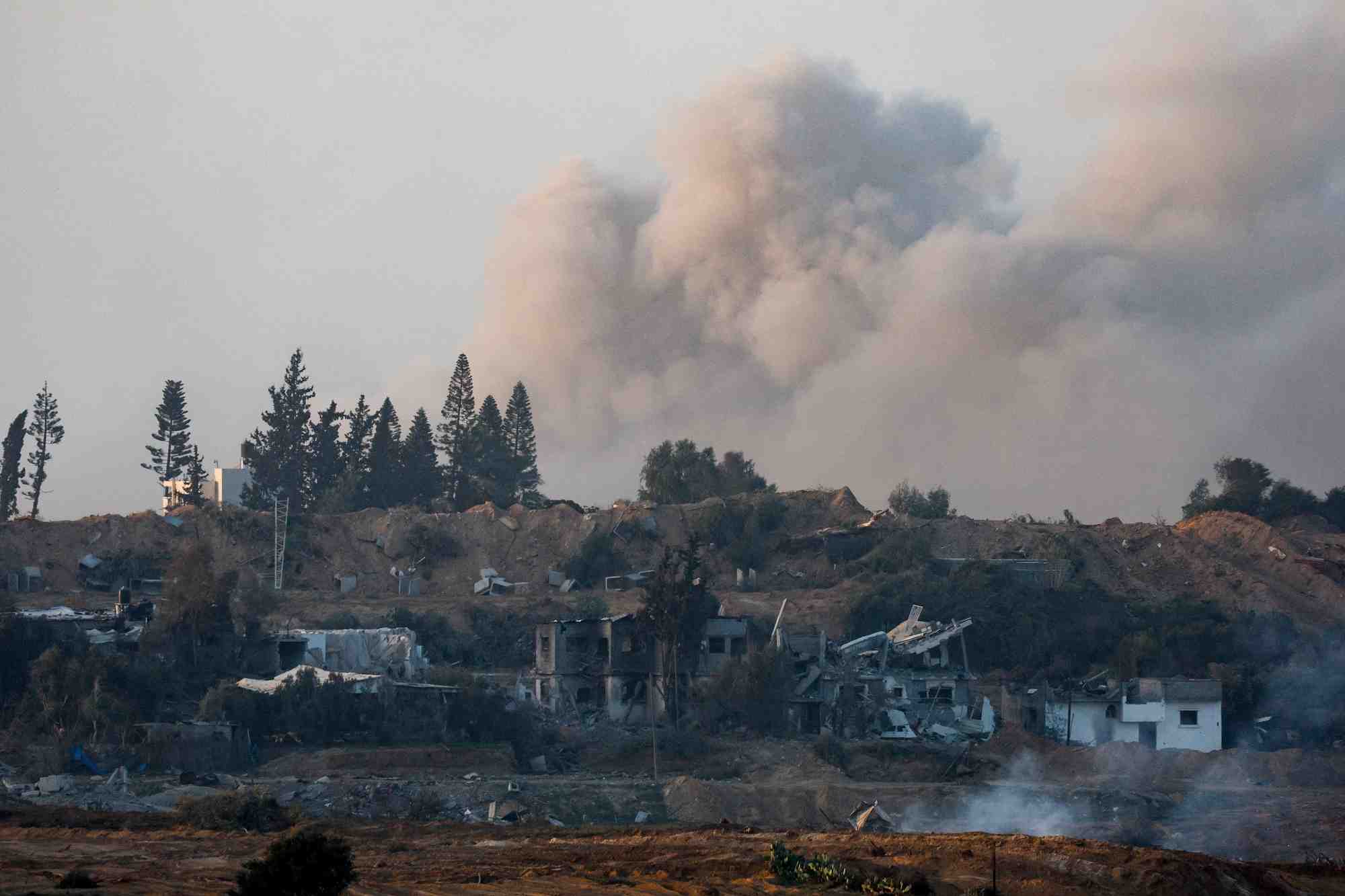 De la fumee s'eleve lors d'une explosion dans le centre de gaza