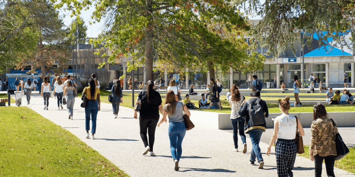 L'Université dispose de neuf sites sur l'agglomération bordelaise dont elle est propriétaire.