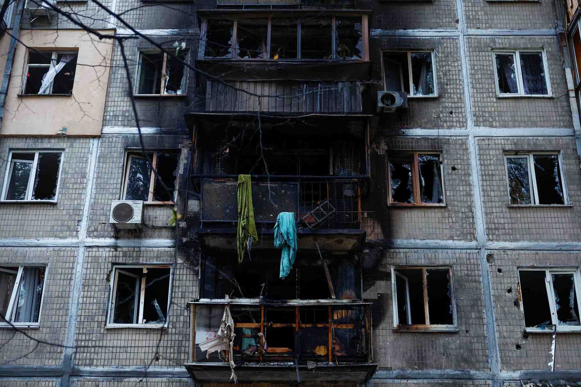 Un immeuble d'appartements endommage par une frappe de drone russe a kyiv