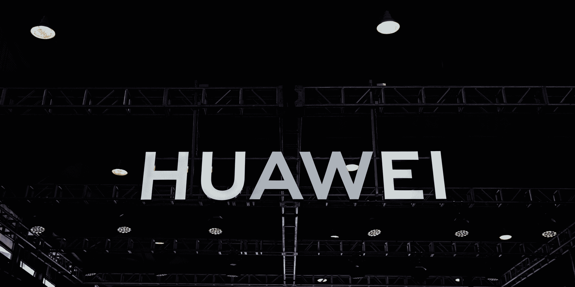 Les sanctions américaines empêchent Huawei de travailler notamment avec Alphabet, la maison mère de Google, dont le système d'exploitation Android équipe la plupart des smartphones, y compris ceux du groupe chinois.
