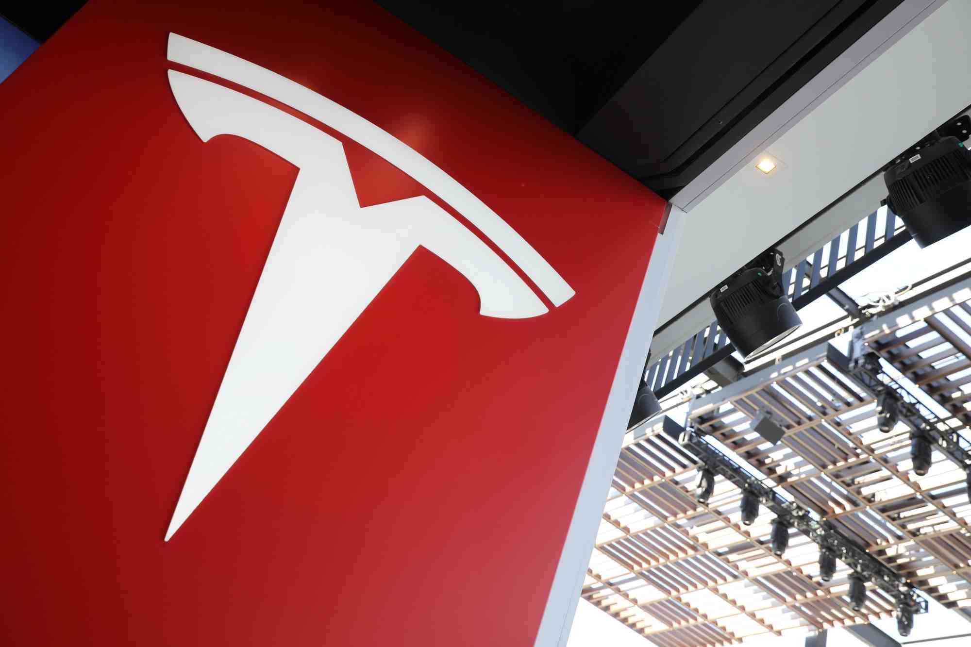 Apple et tesla divisent pour mieux regner