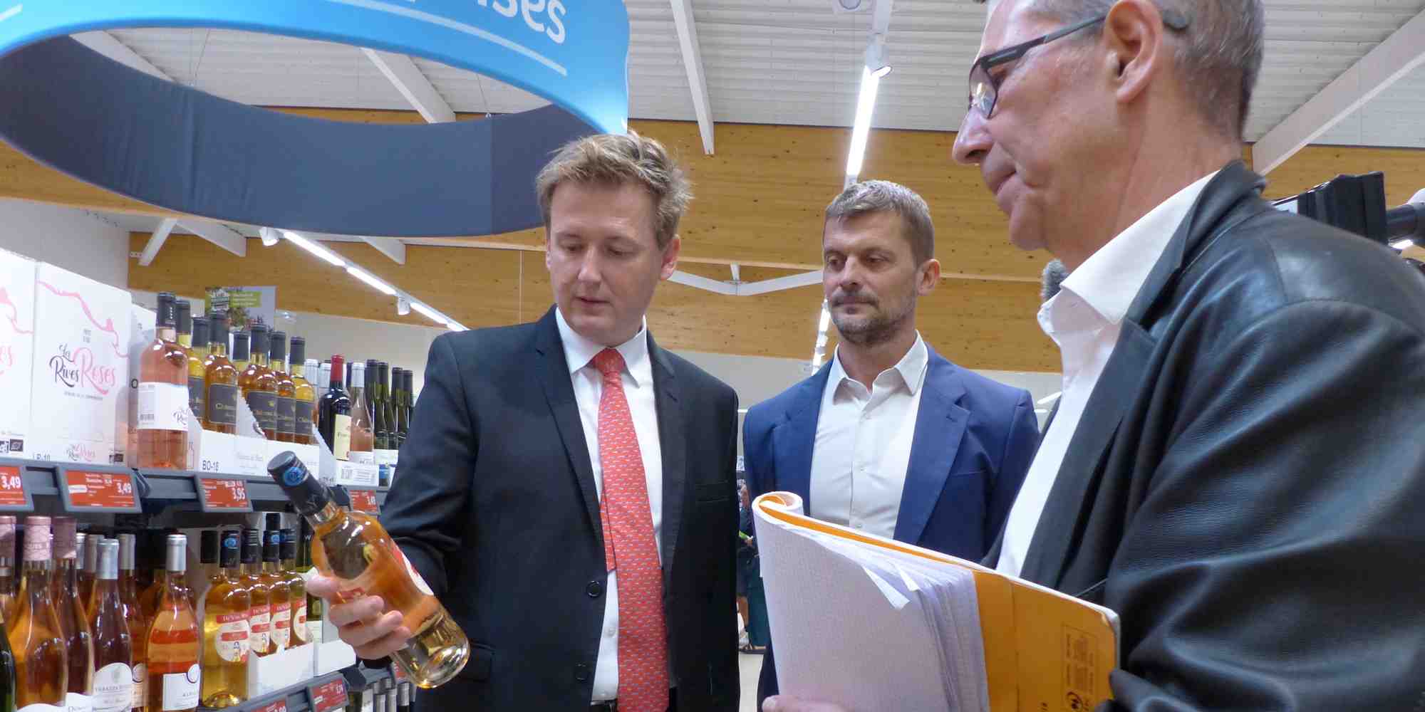 Le préfet de l’Hérault François-Xavier Lauch et le directeur de la DDPP Yann Longuet étaient présents lors du contrôle du rayon vin du Lidl de Saint-André-de-Sangonis, le 19 septembre 2024.