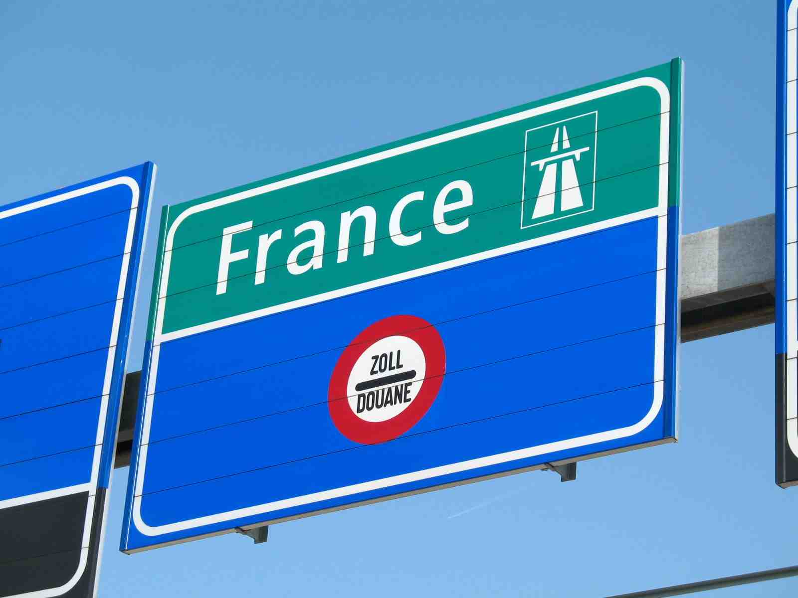 Frontière France Suisse sur l'autoroute. MPD01605 via Flickr. CC License by.