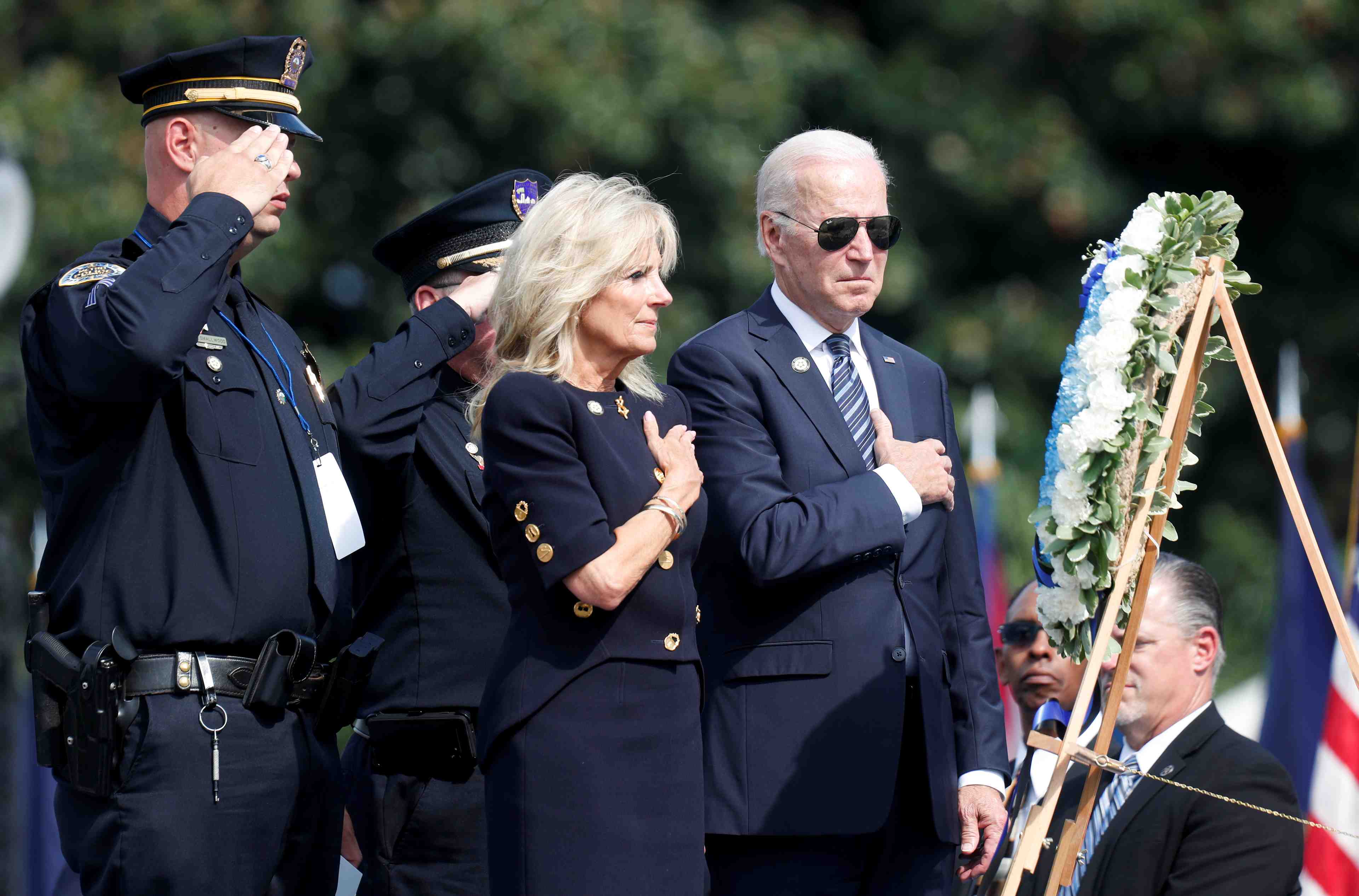 Etats-unis: biden rend hommage aux forces de l'ordre morts en service