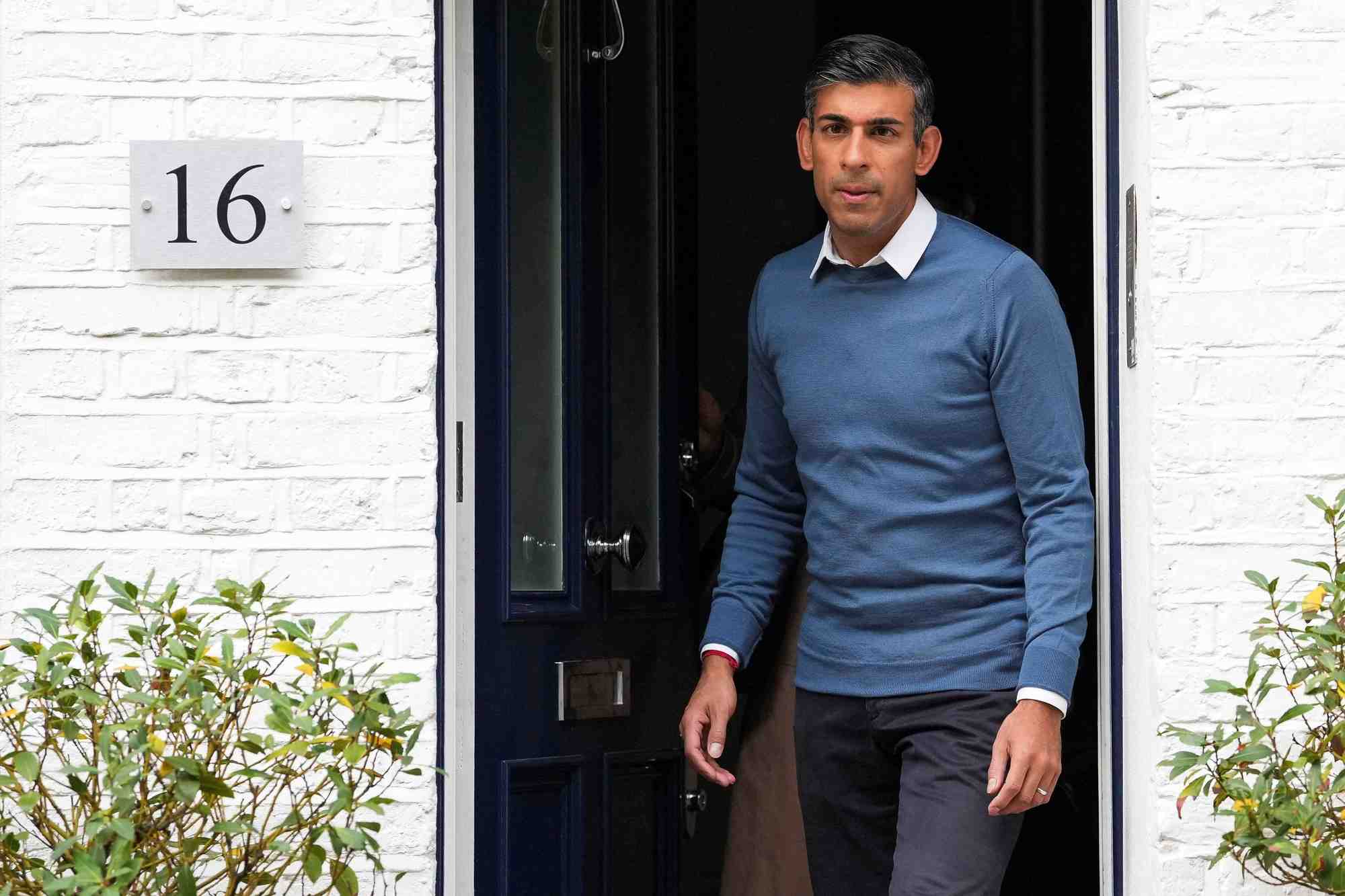 Le depute conservateur britannique rishi sunak quitte son domicile a londres