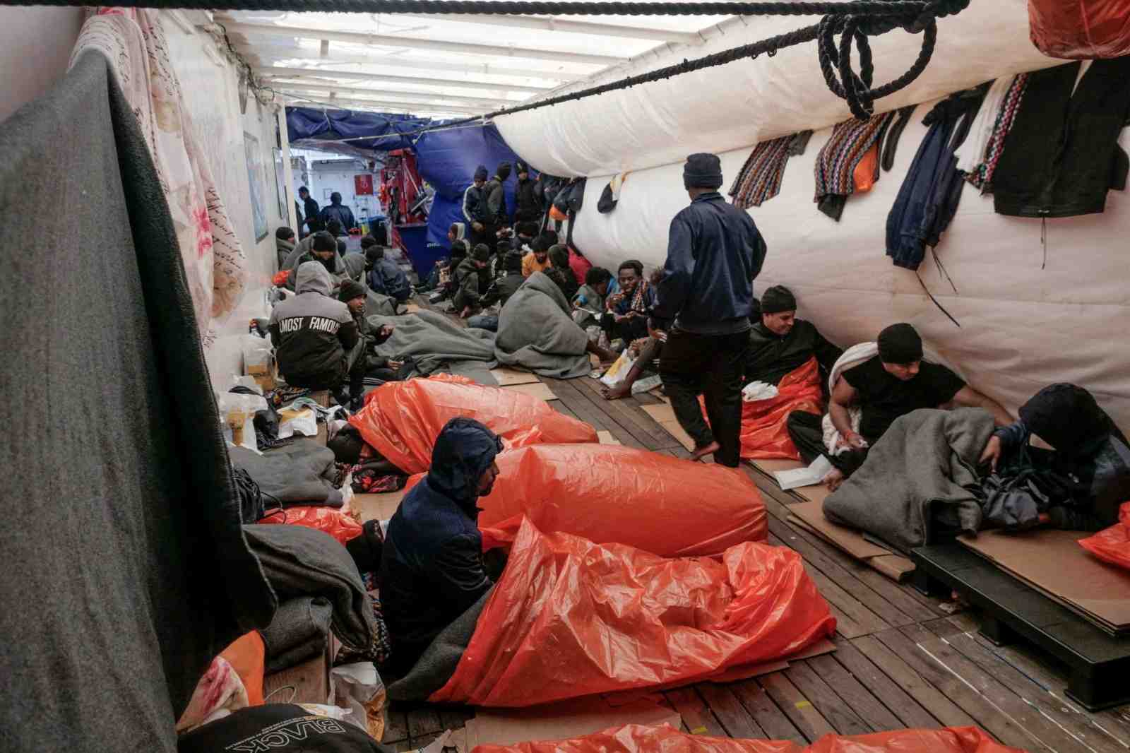 Des migrants dorment dans le bateau humanitaire ocean viking