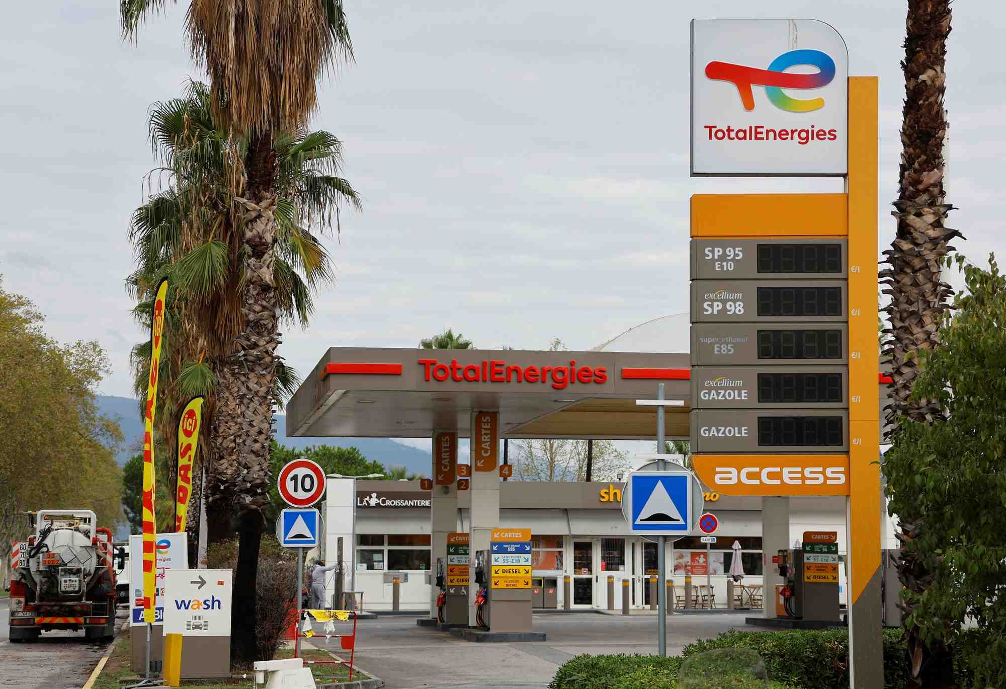 Une station-service totalenergies a nice, france