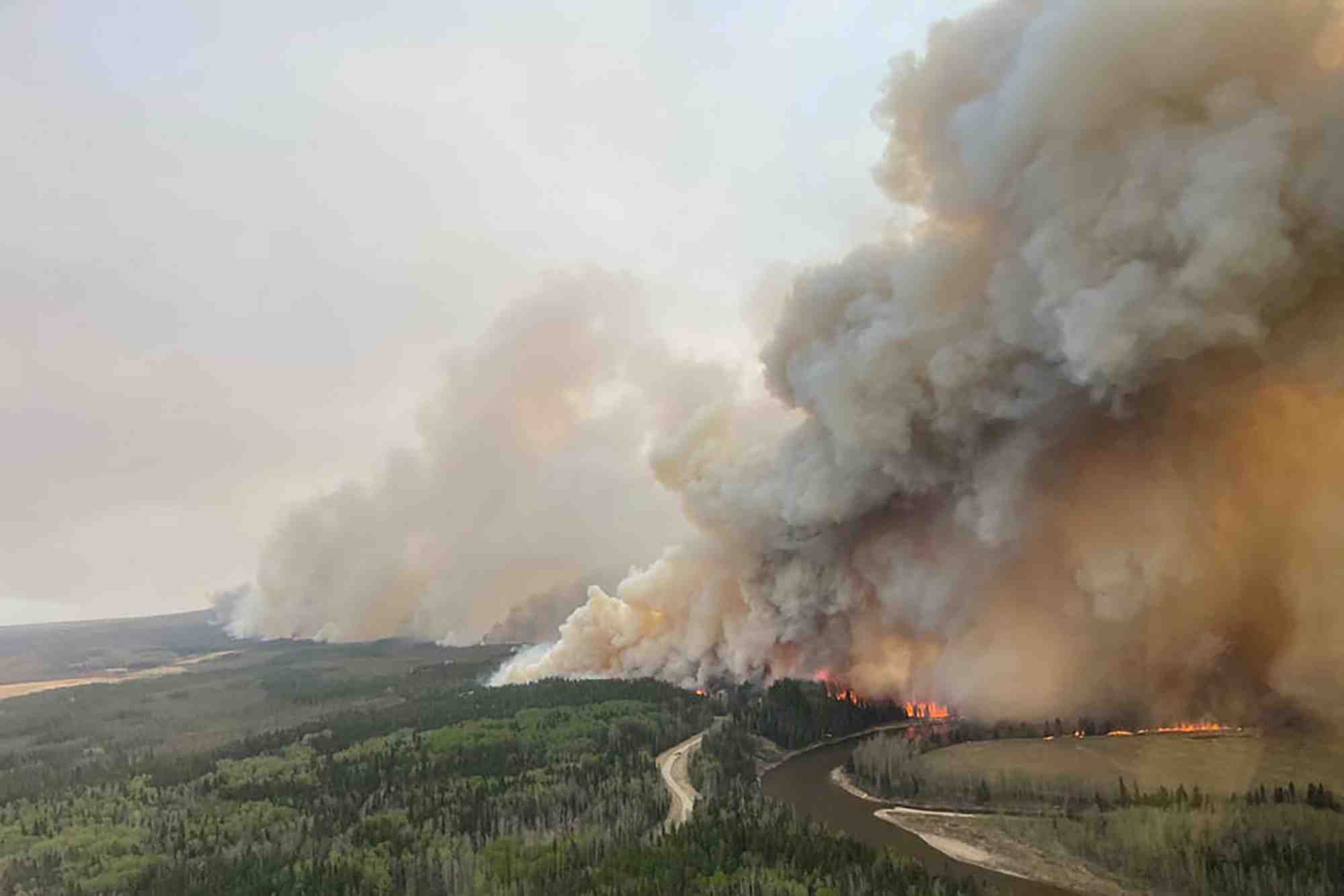 Une colonne de fumee s'eleve d'un feu de foret dans l'ouest du canada