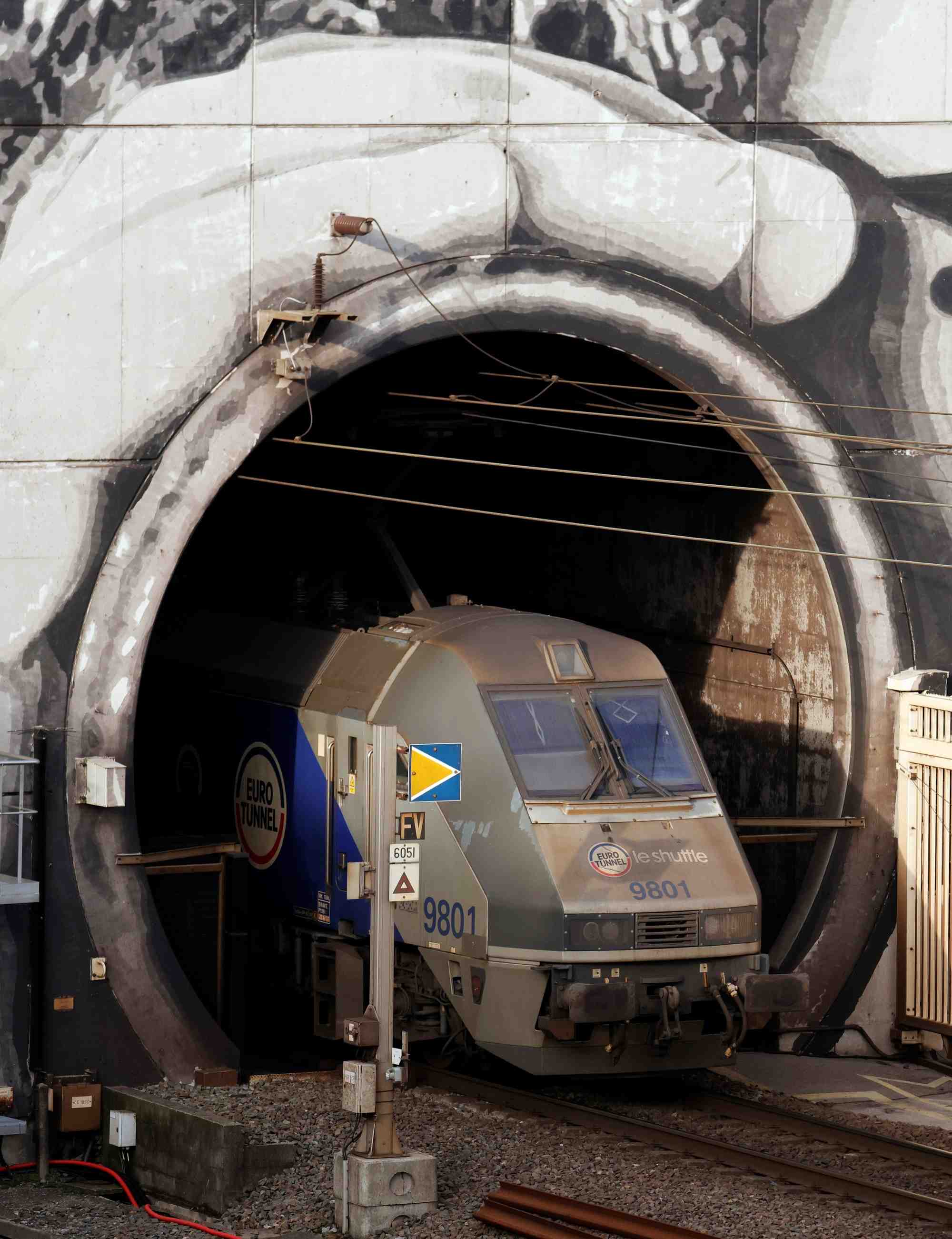 Une navette d'eurotunnel reliant la france a la grande-bretagne a coquelles