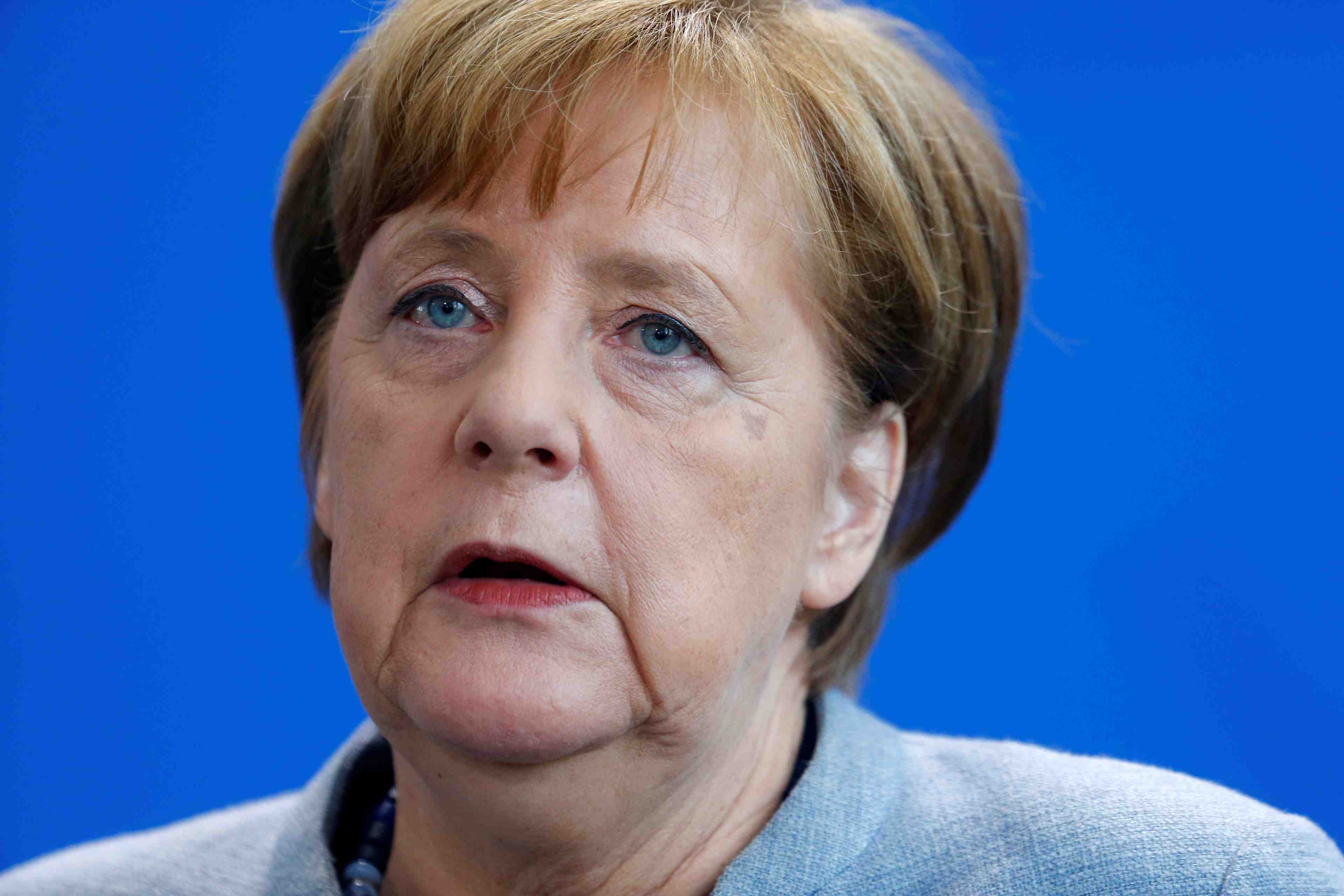 Angela merkel contestee en allemagne sur le dossier russe