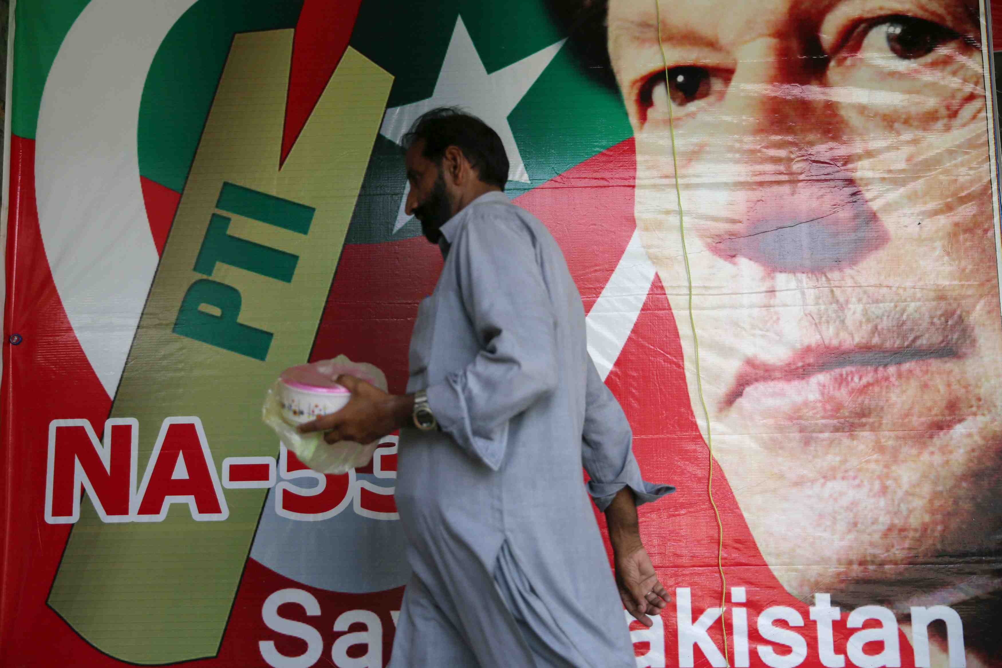 Pakistan: les adversaires d'imran khan concedent leur defaite