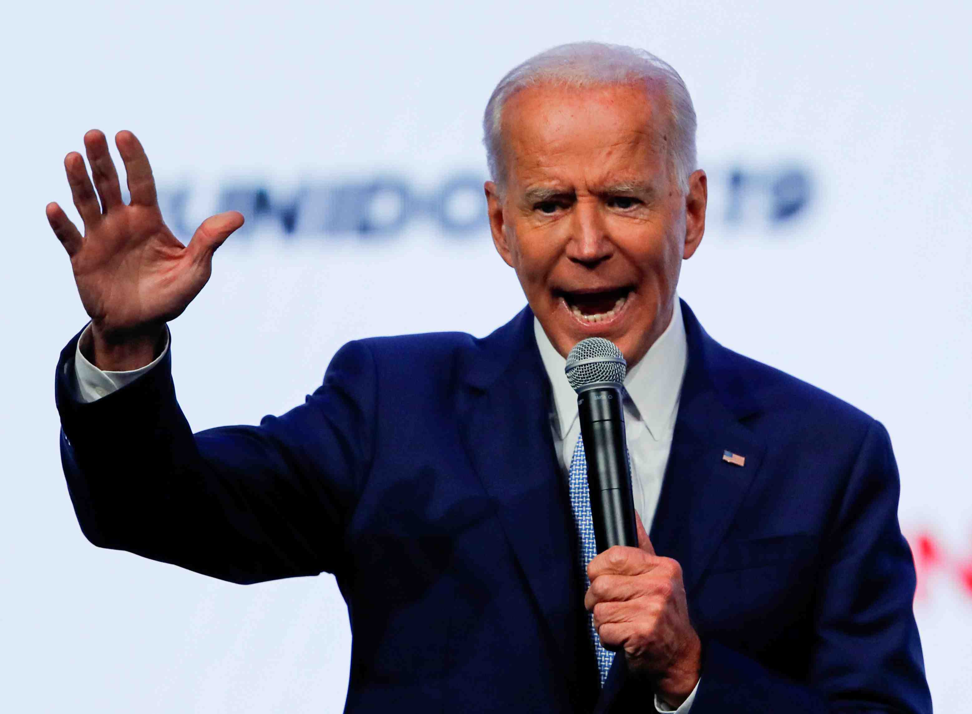 Biden fait la course en tete devant sanders en vue de la primaire democrate