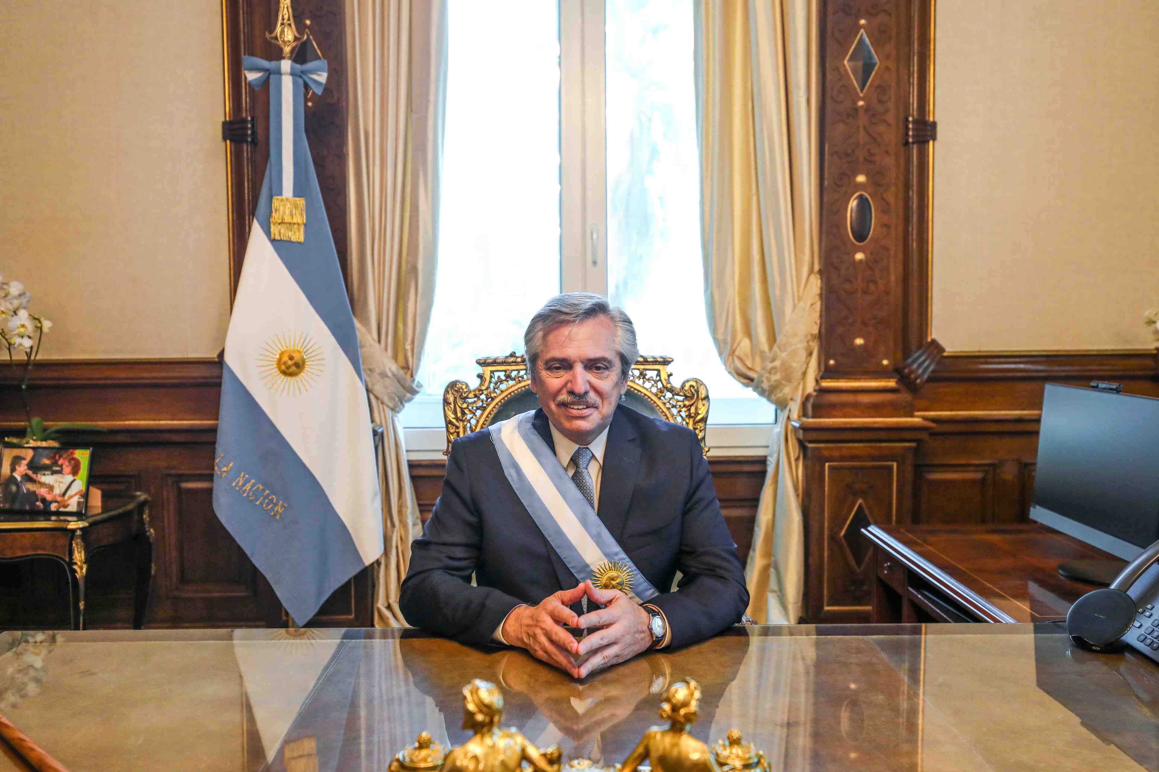 Argentine: fernandez prete serment, la gauche peroniste reprend les commandes