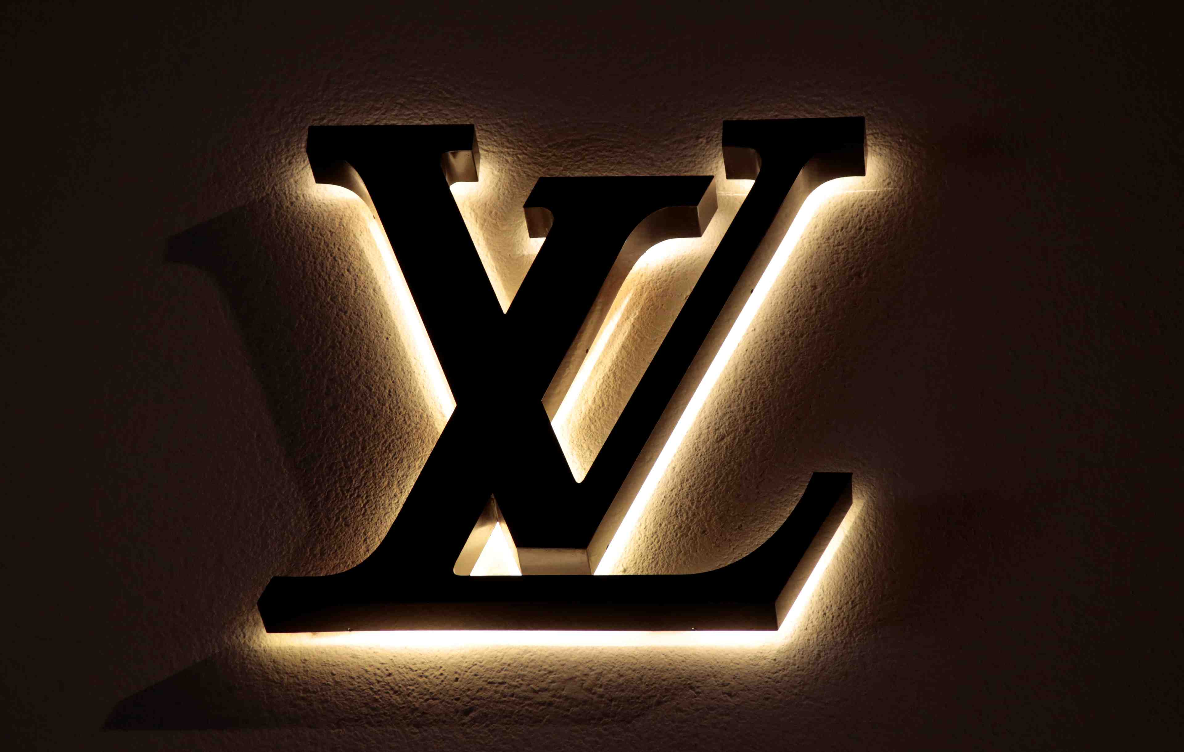 Louis vuitton envisage de fermer une de ses boutiques a hong kong, selon la presse