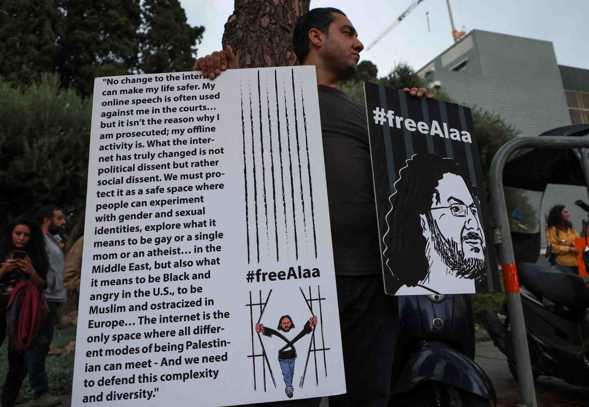 Un manifestant demande la liberation de l'opposant egypto-britannique alaa abd el fattah, en greve de la faim en detention, a beyrouth