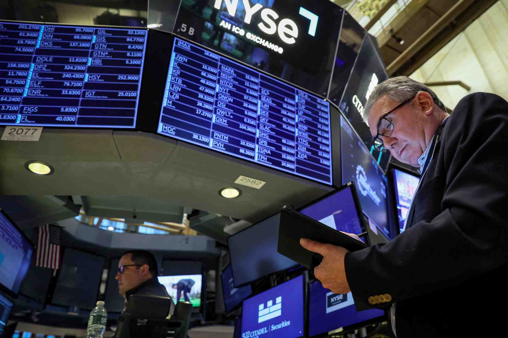 Photo des traders sur le parquet de la bourse de new york (nyse)