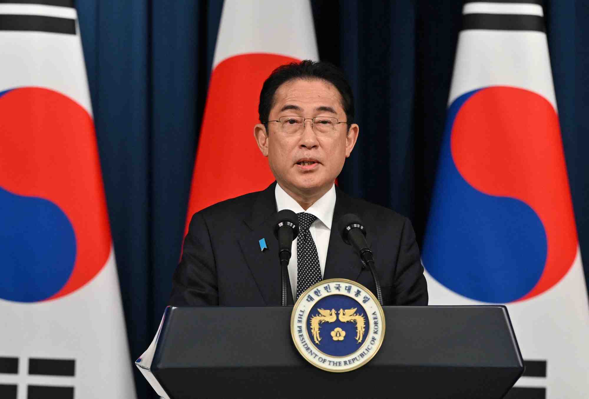 Photo du premier ministre japonais fumio kishida lors de sa visite en coree du sud