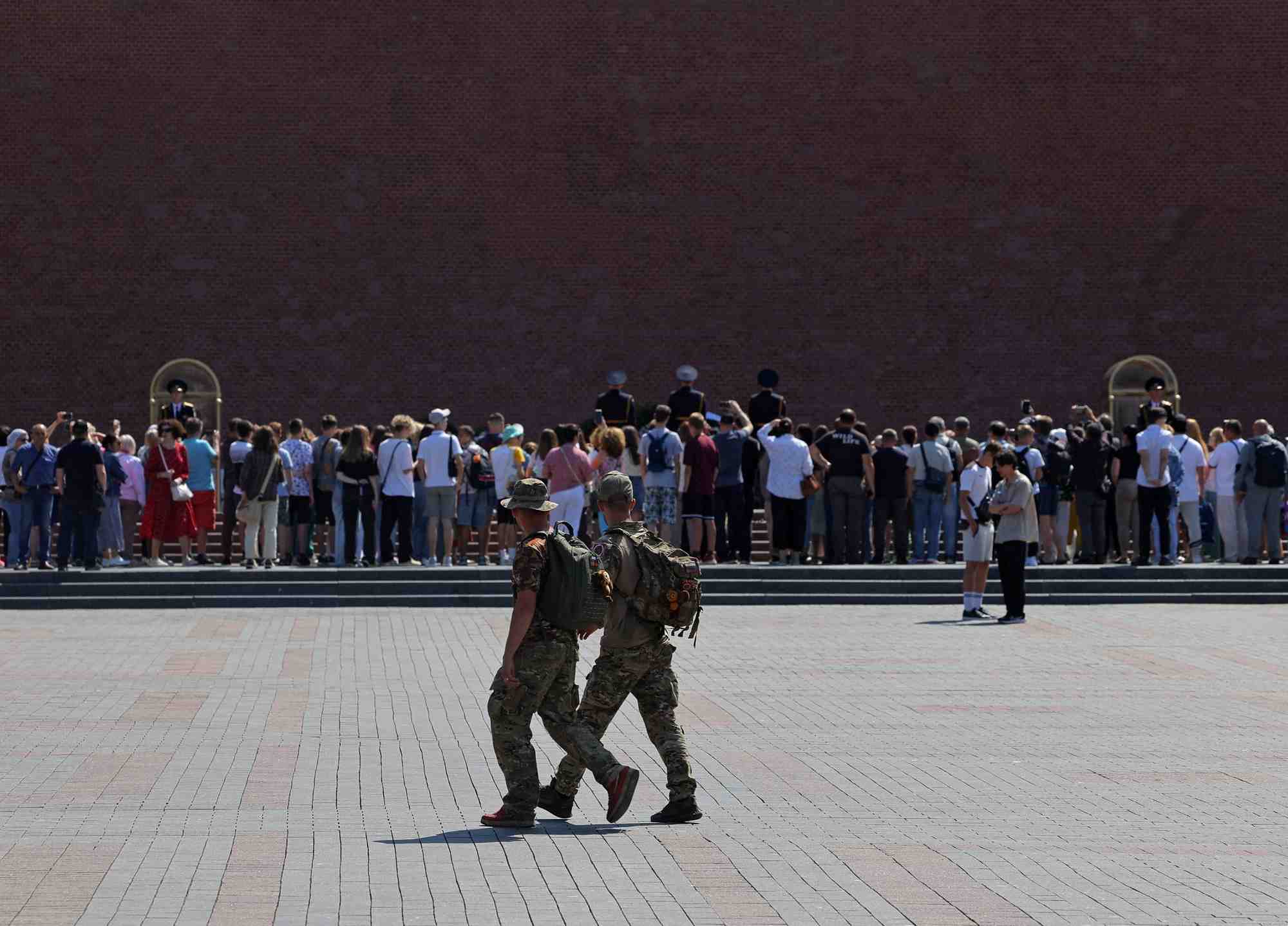 Des personnes passent devant la tombe du soldat inconnu a moscou