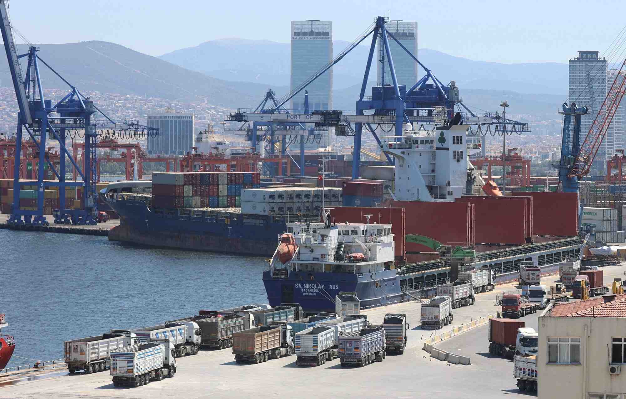 Le vraquier russe sv nikolay est decharge dans le port d'izmir, a izmir