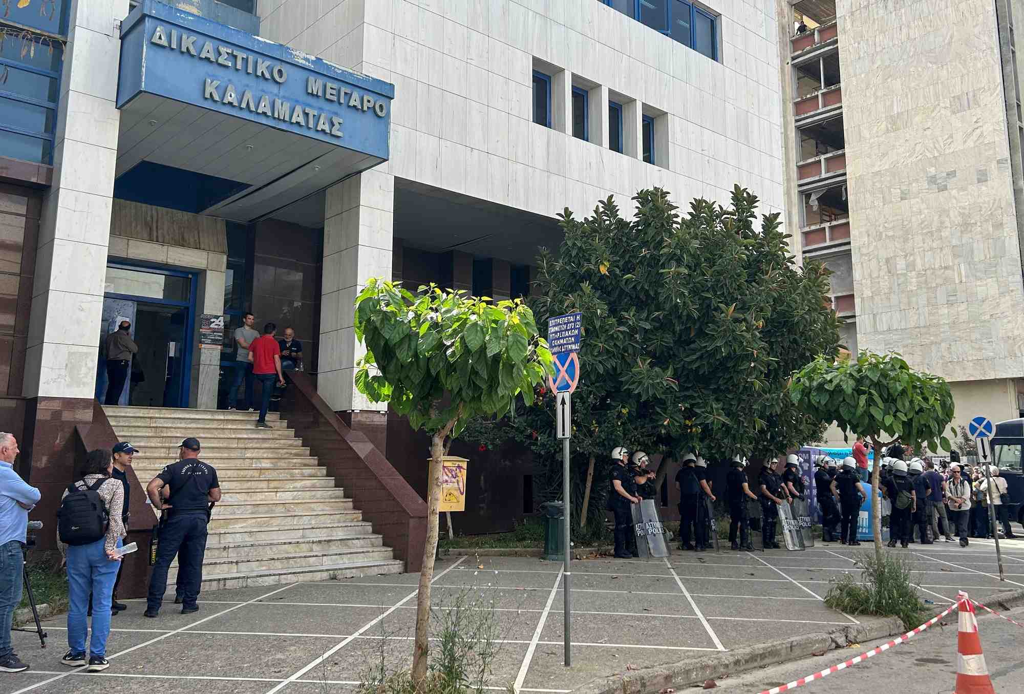 Des policiers montent la garde a l'exterieur d'un tribunal de la ville de kalamata lors du proces de neuf egyptiens accuses d'avoir provoque un naufrage au large de la grece en 2023