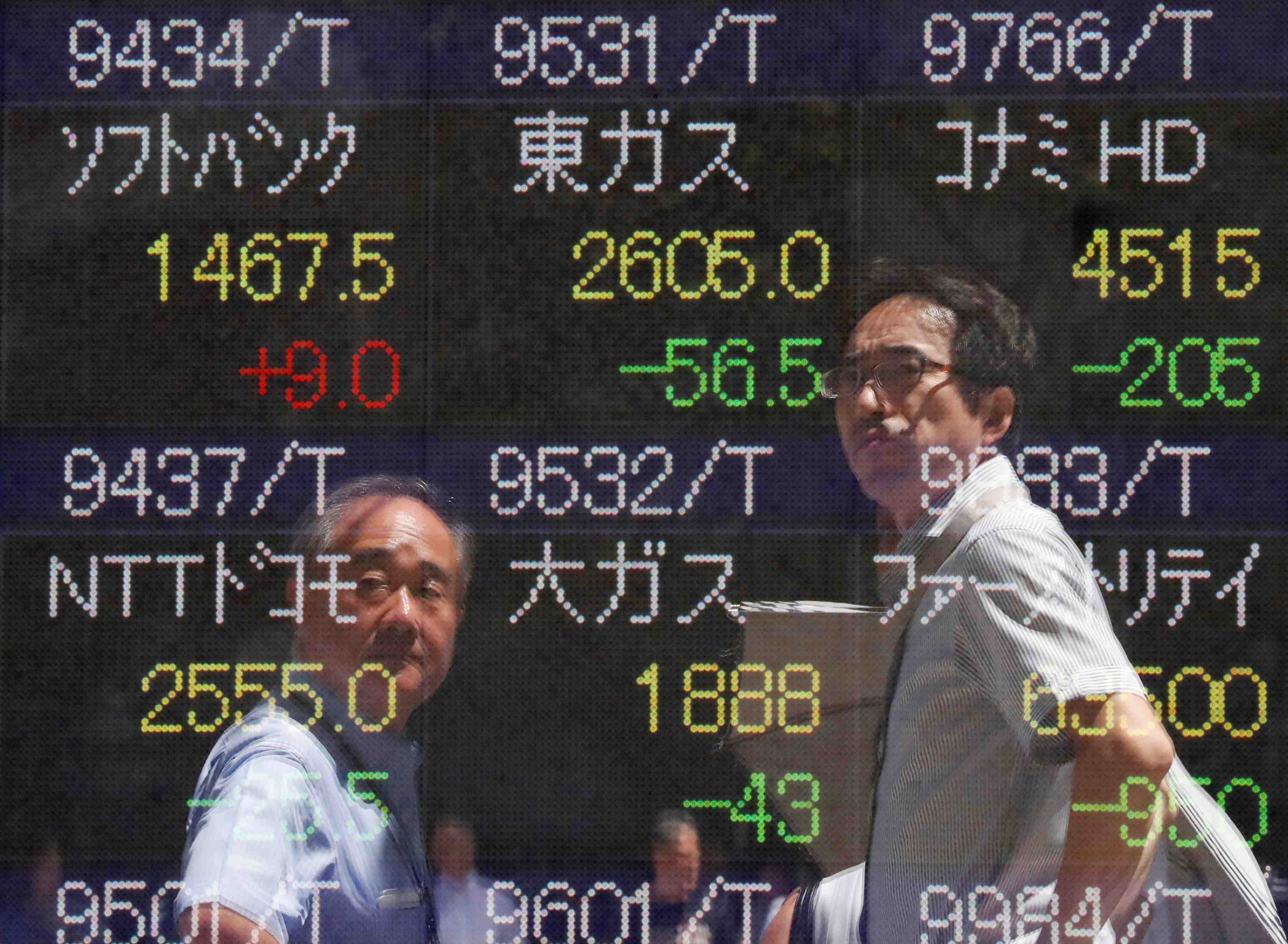 Tokyo termine en baisse