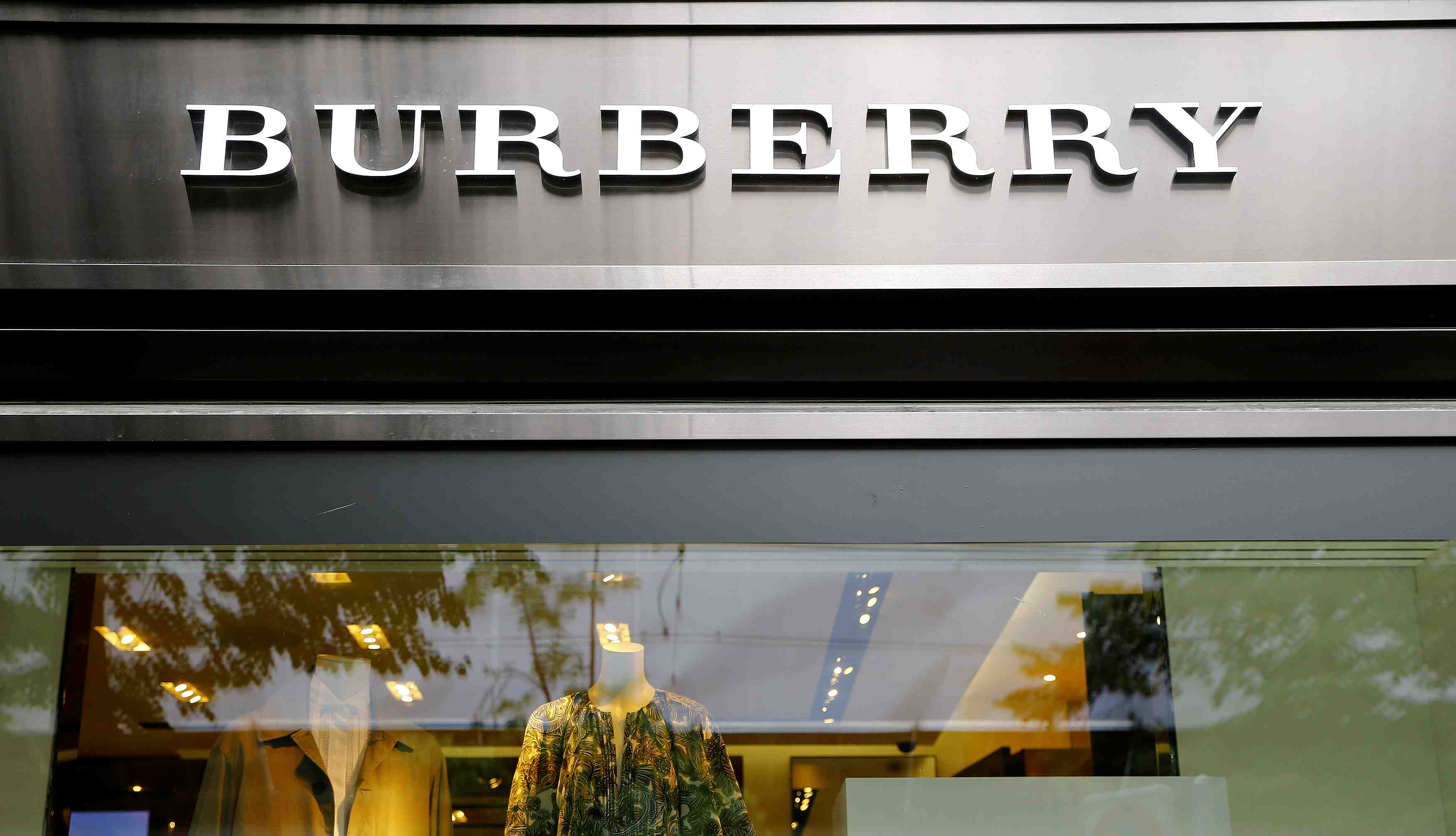 Burberry nomme le patron de versace au poste de dg