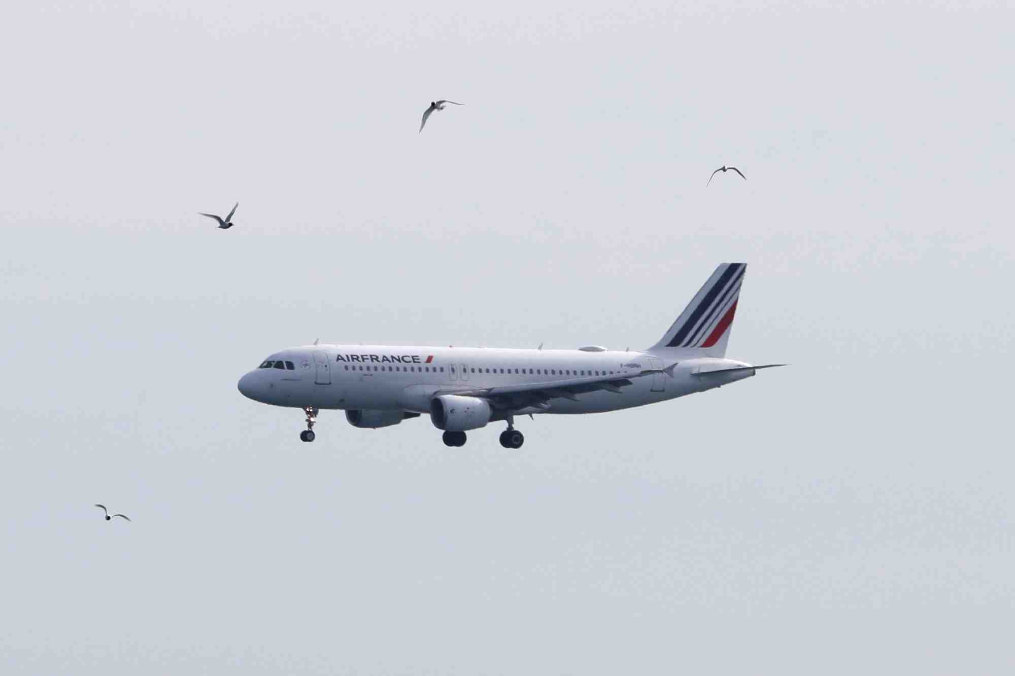 Air france-klm envisage le report de son augmentation de capital a cause d'omicron