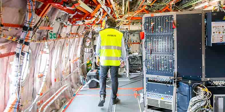 Dans les entrailles d'un Airbus AA350 XWB, avant un test en vol de carburants durables.