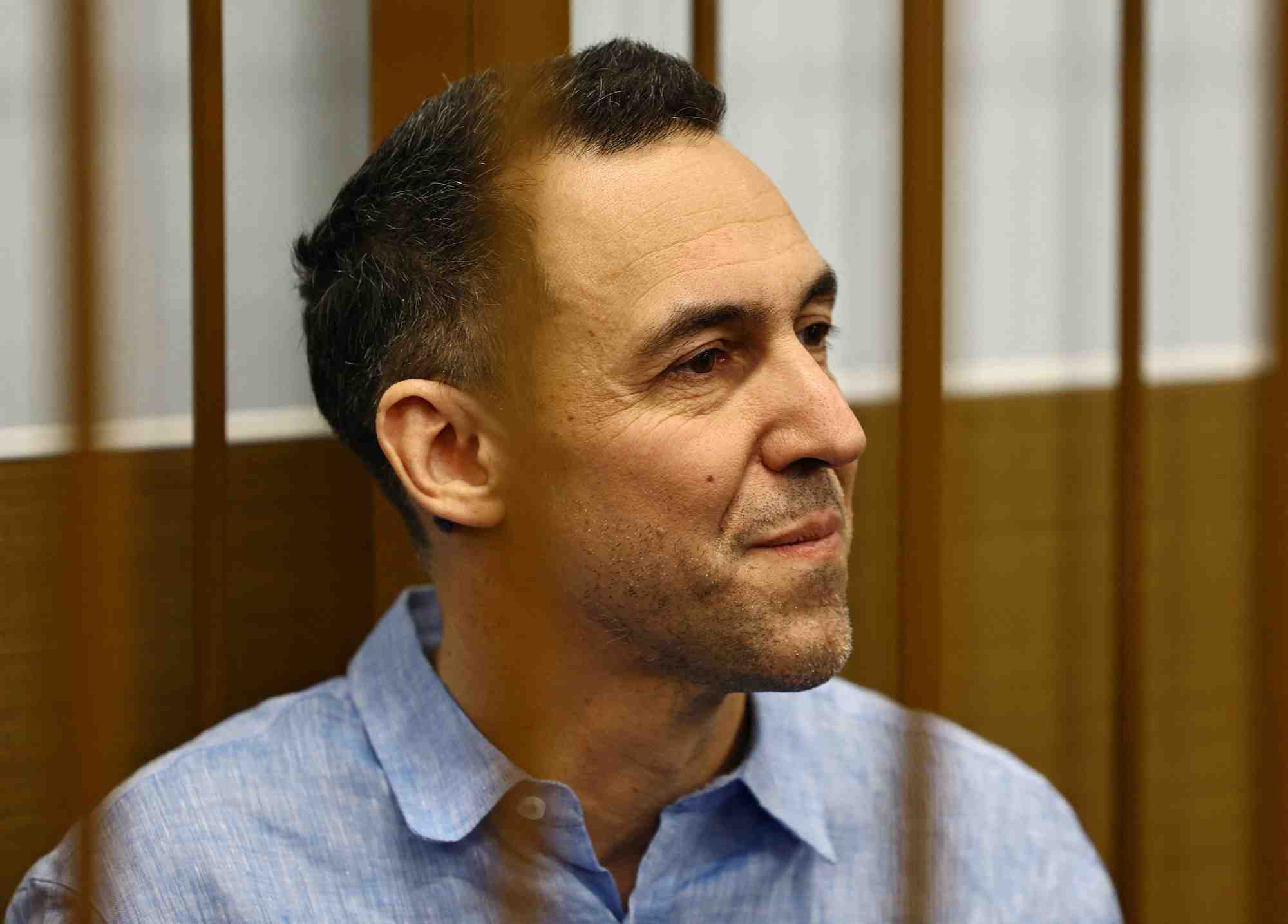 Le chercheur francais laurent vinatier avant une audience au tribunal a moscou