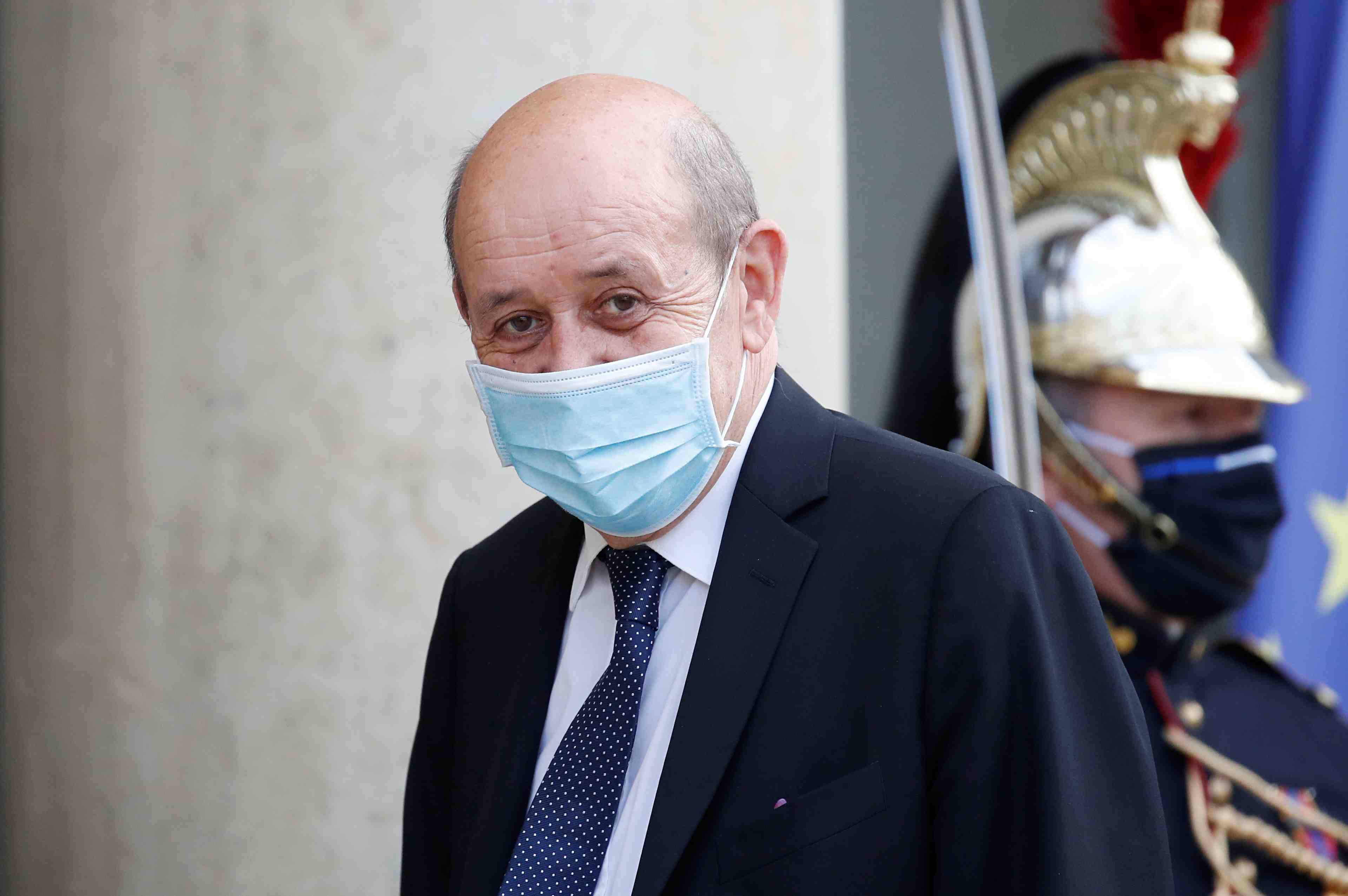 La france condamne le "coup de force" au mali, annonce le drian