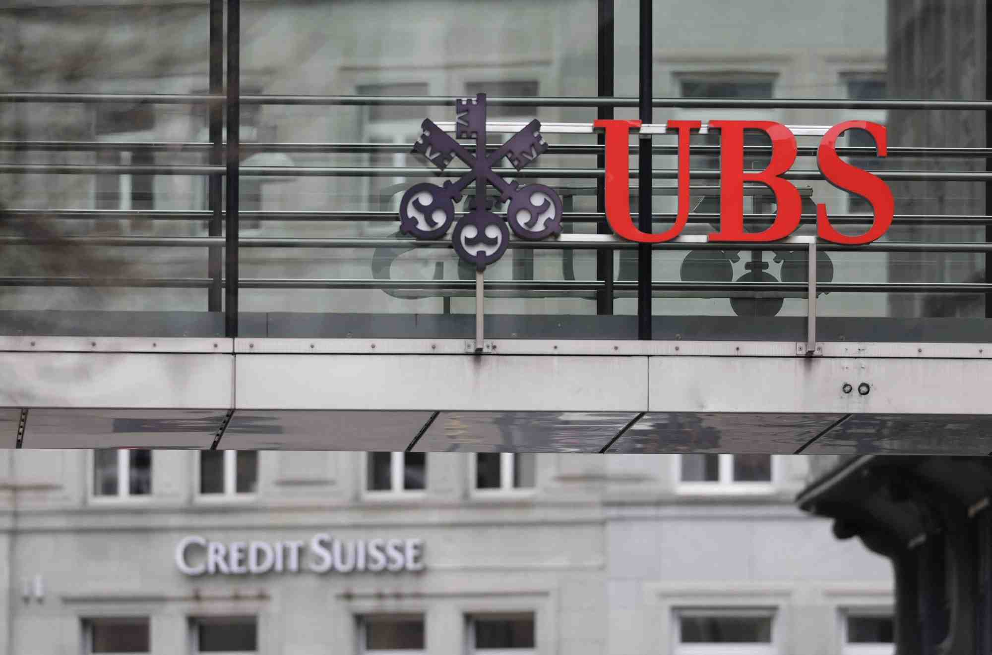 Logos d'ubs et de credit suisse a zurich