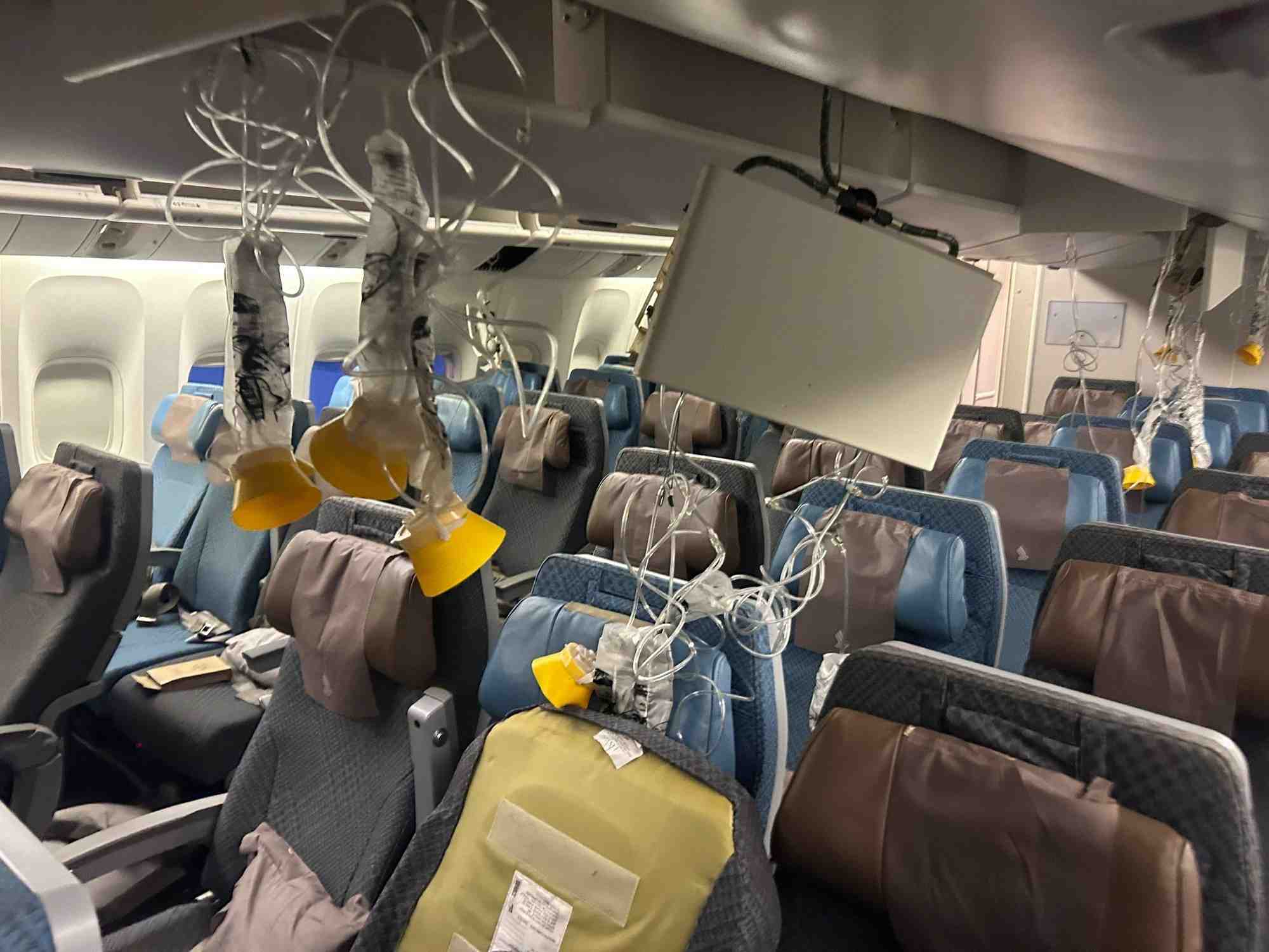 L'intérieur du vol de Singapore Airlines en provenance de Londres après les « fortes turbulences » durant le trajet.