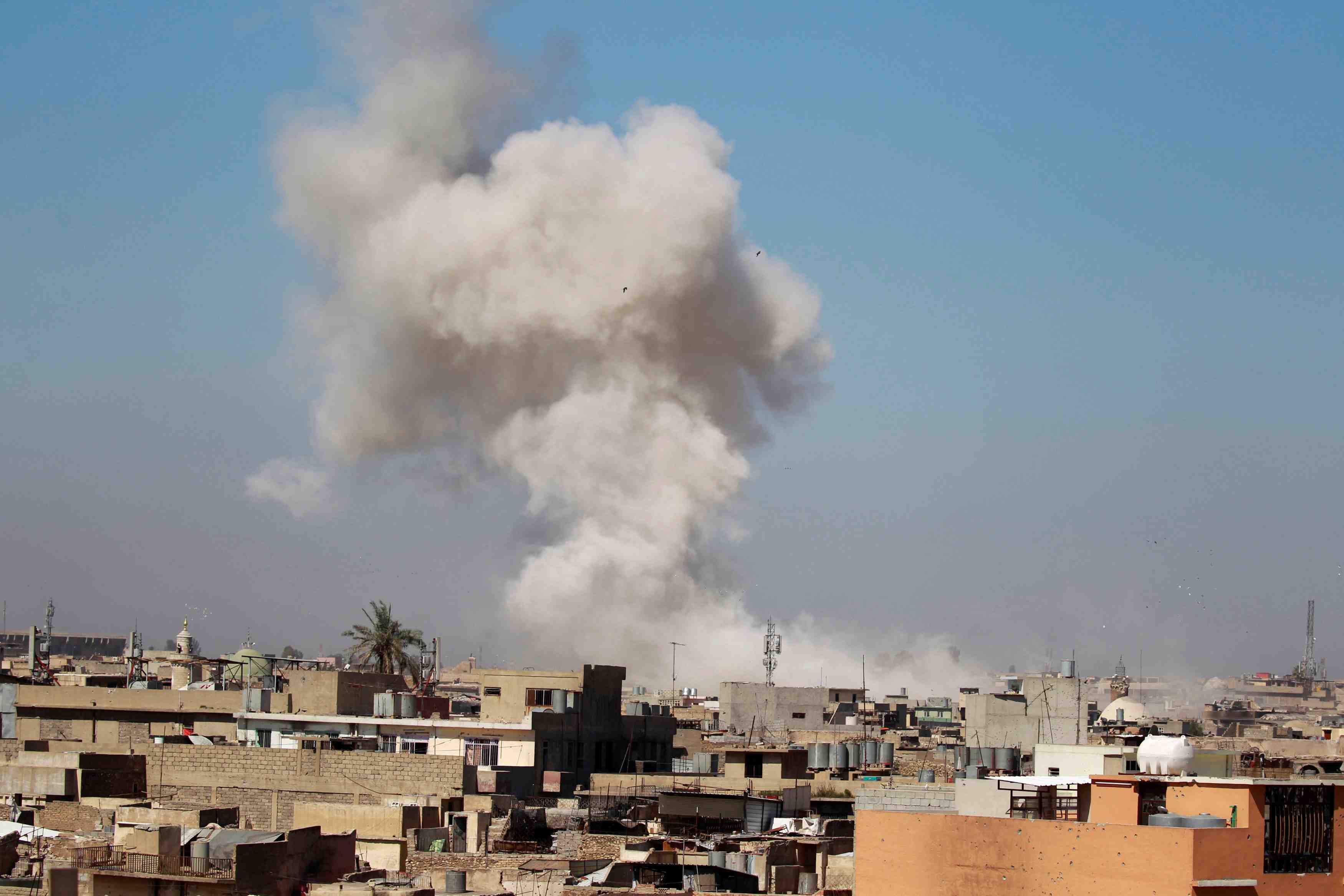 Une soixantaine de corps retires d'un batiment effondre a mossoul