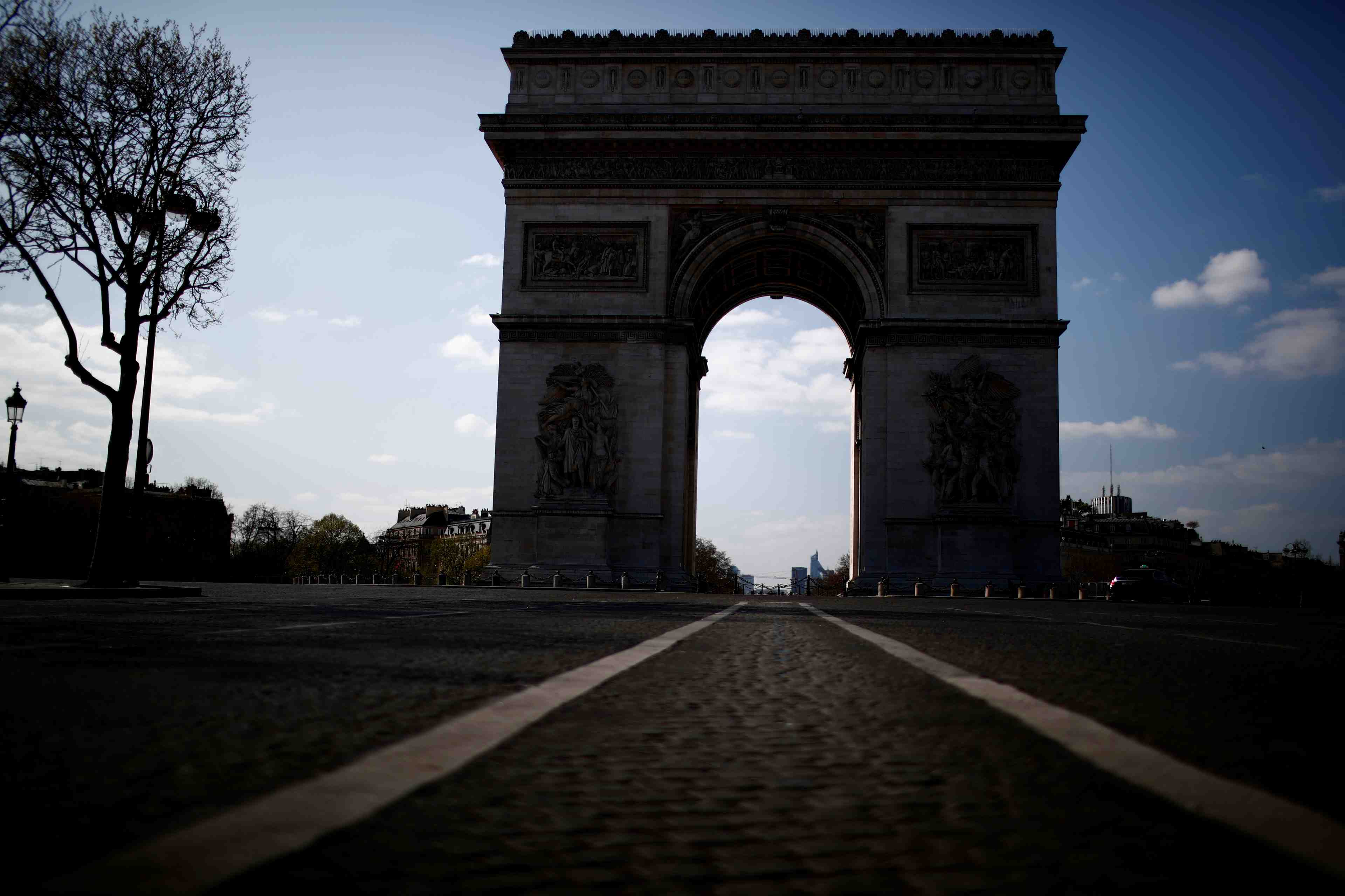 France: alerte a la bombe dans le quartier de l'arc de triomphe
