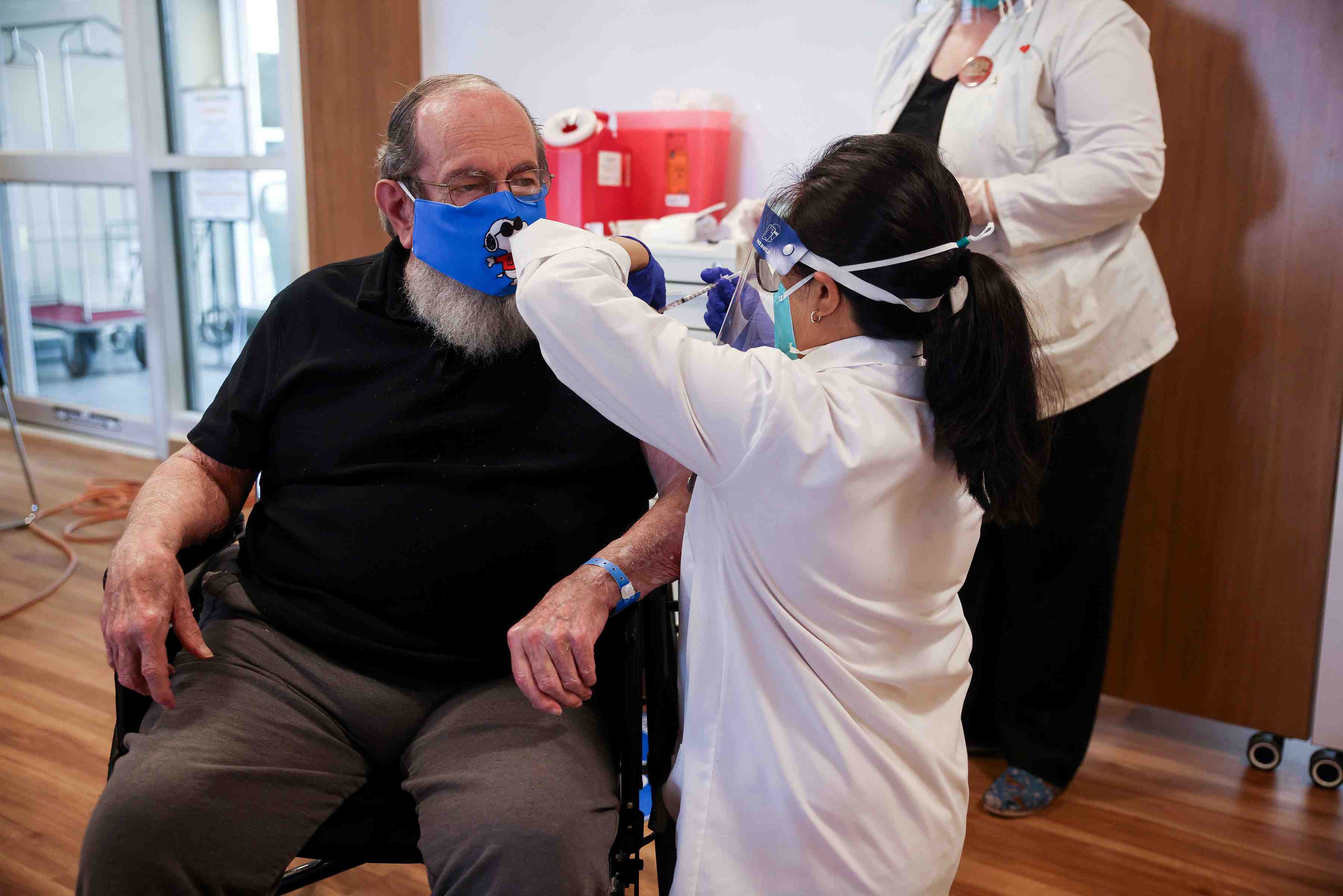 Coronavirus/usa: pres de 5 millions de doses de vaccins administrees, selon les cdc
