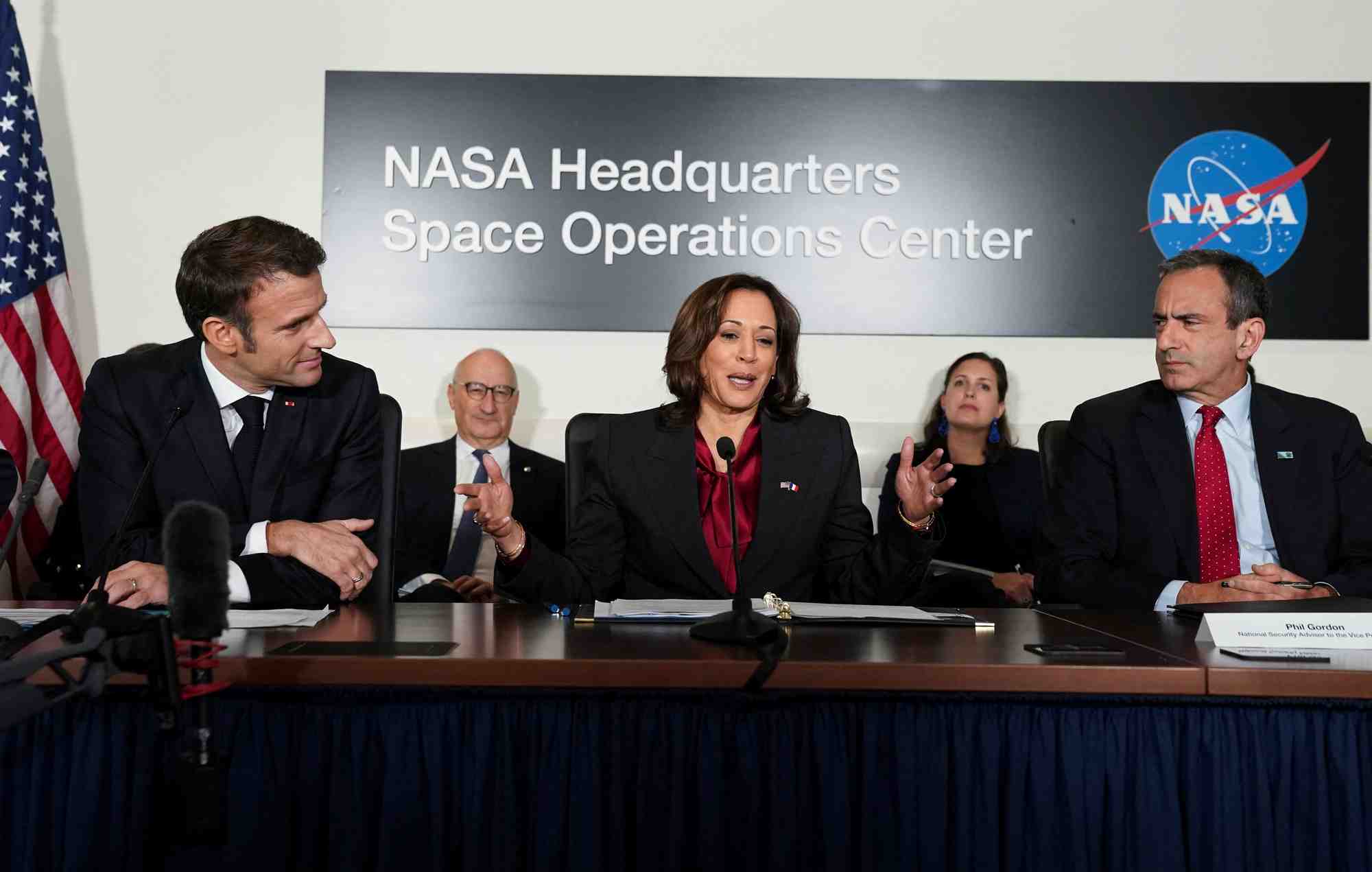 La vice-presidente americaine kamala harri, entouree du president francais emmanuel macron et du conseiller a la securite nationale phil gordon au siege de la nasa a washington