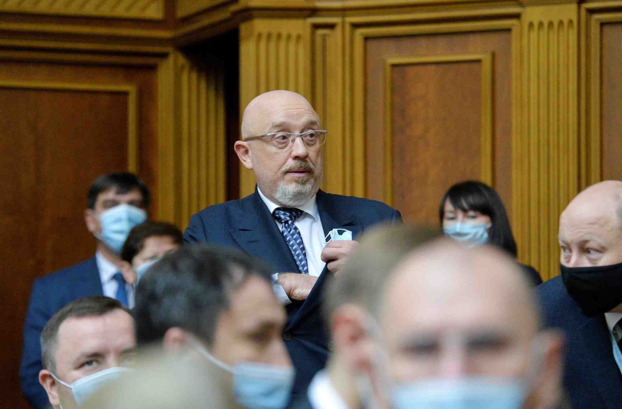 Le ministre ukrainien de la defense, oleksii reznikov, participe a une session du parlement a kiev