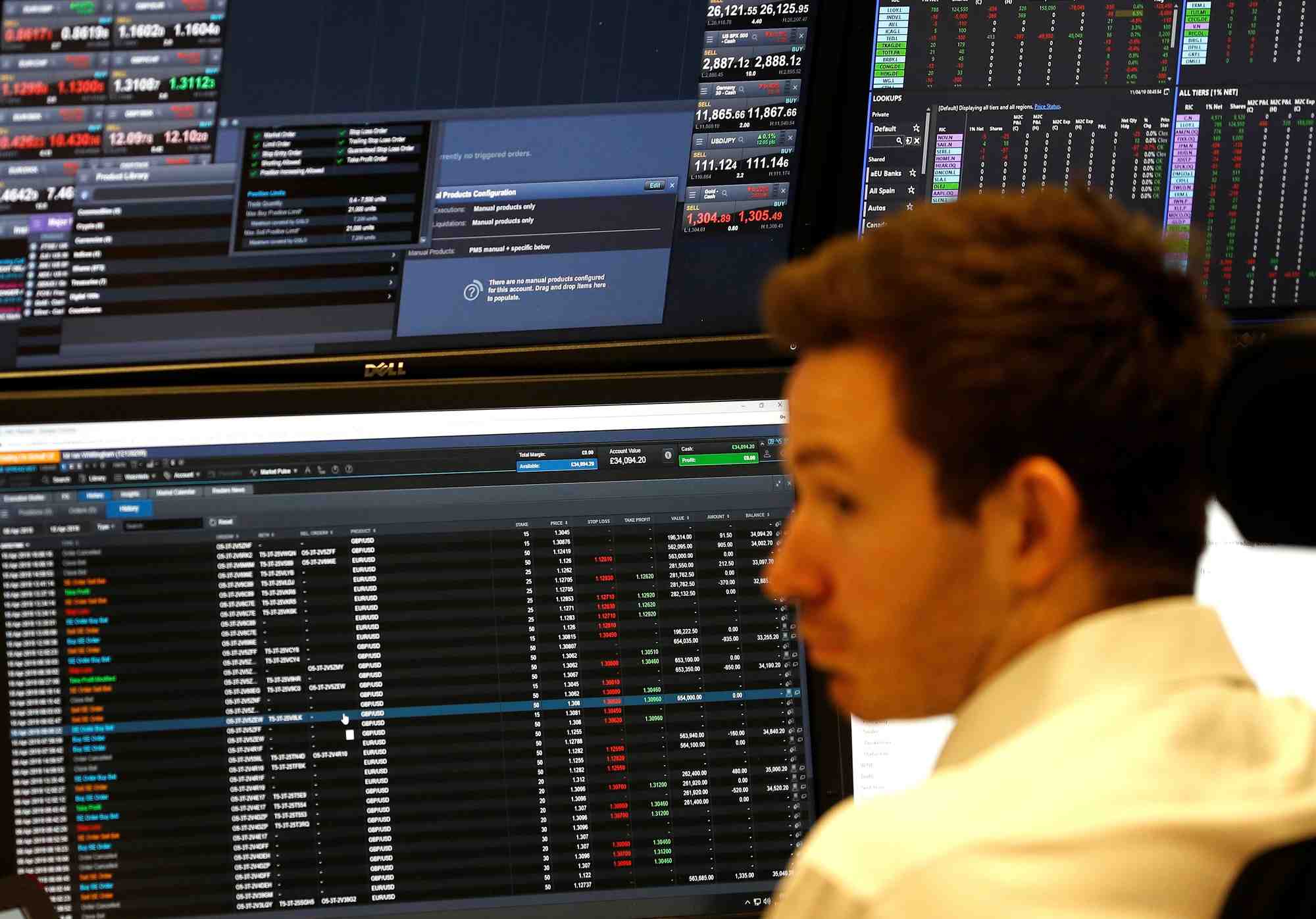 Un trader travaille a son bureau chez cmc markets