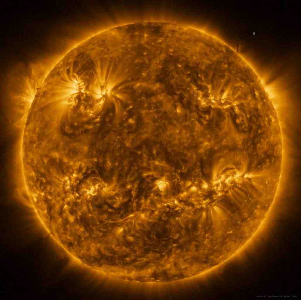 Photo du soleill faite a partir d'une mosaique associant 25 cliches differents pris par solar orbiter le 7 mars 2003