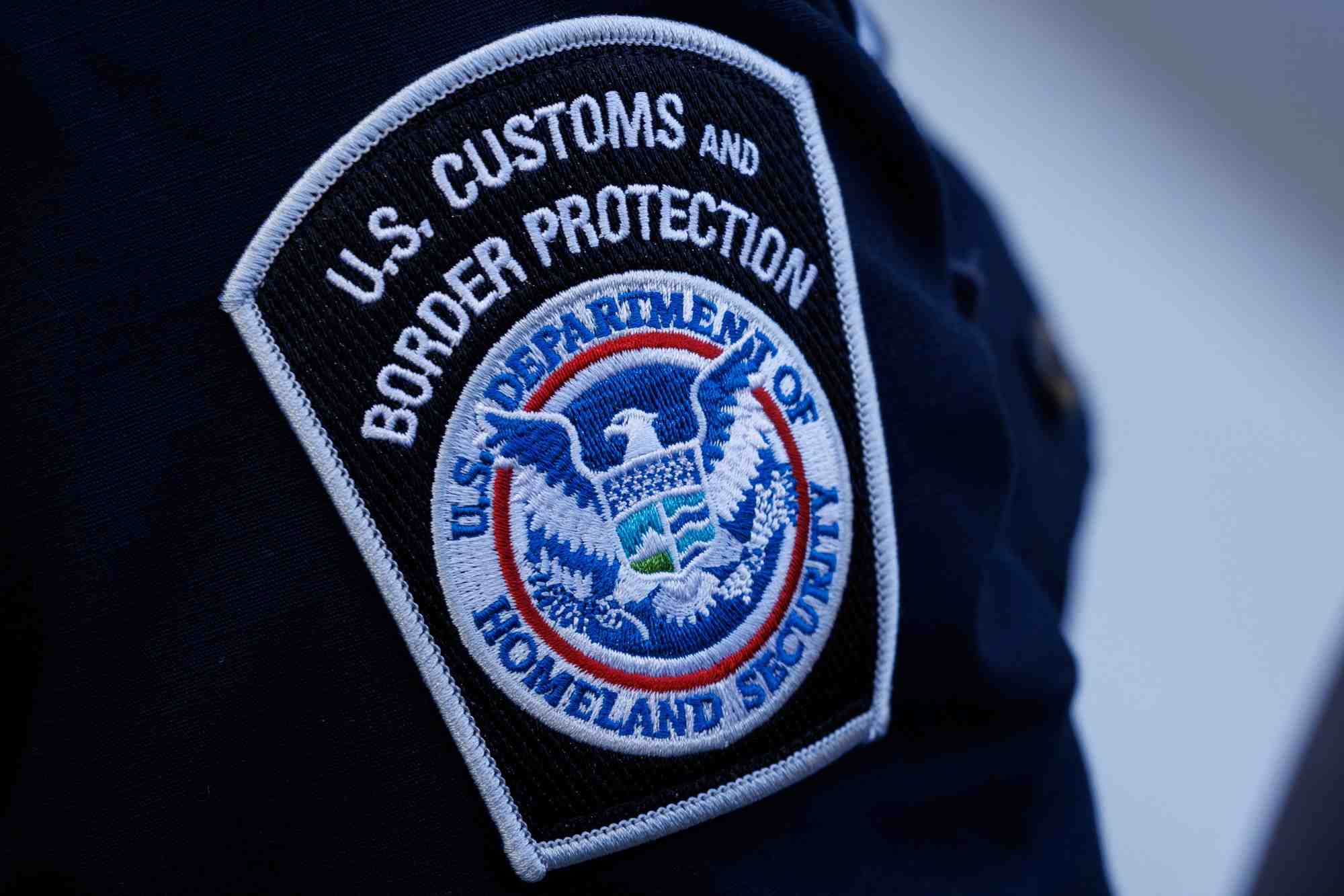 Un agent des douanes et de la protection des frontieres des etats-unis