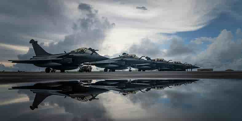 « Le marché des Rafale est énorme. (...) C'est un marché de 2,7 milliards d'euros. Douze Rafale neufs vont venir en Serbie. (...) Cela va contribuer à l'amélioration des capacités opérationnelles de notre armée de l'air », a expliqué le président serbe Aleksandar Vucic.