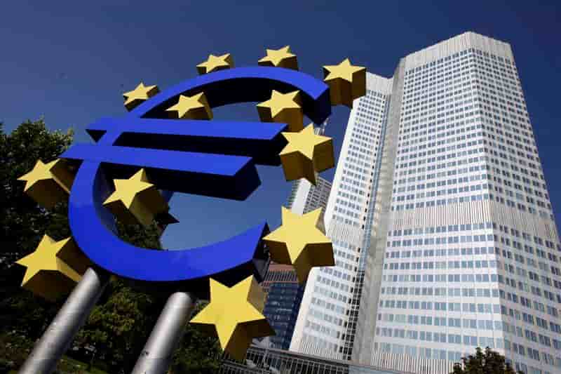 La CE prévoit reprise lente et inflation basse dans la zone euro