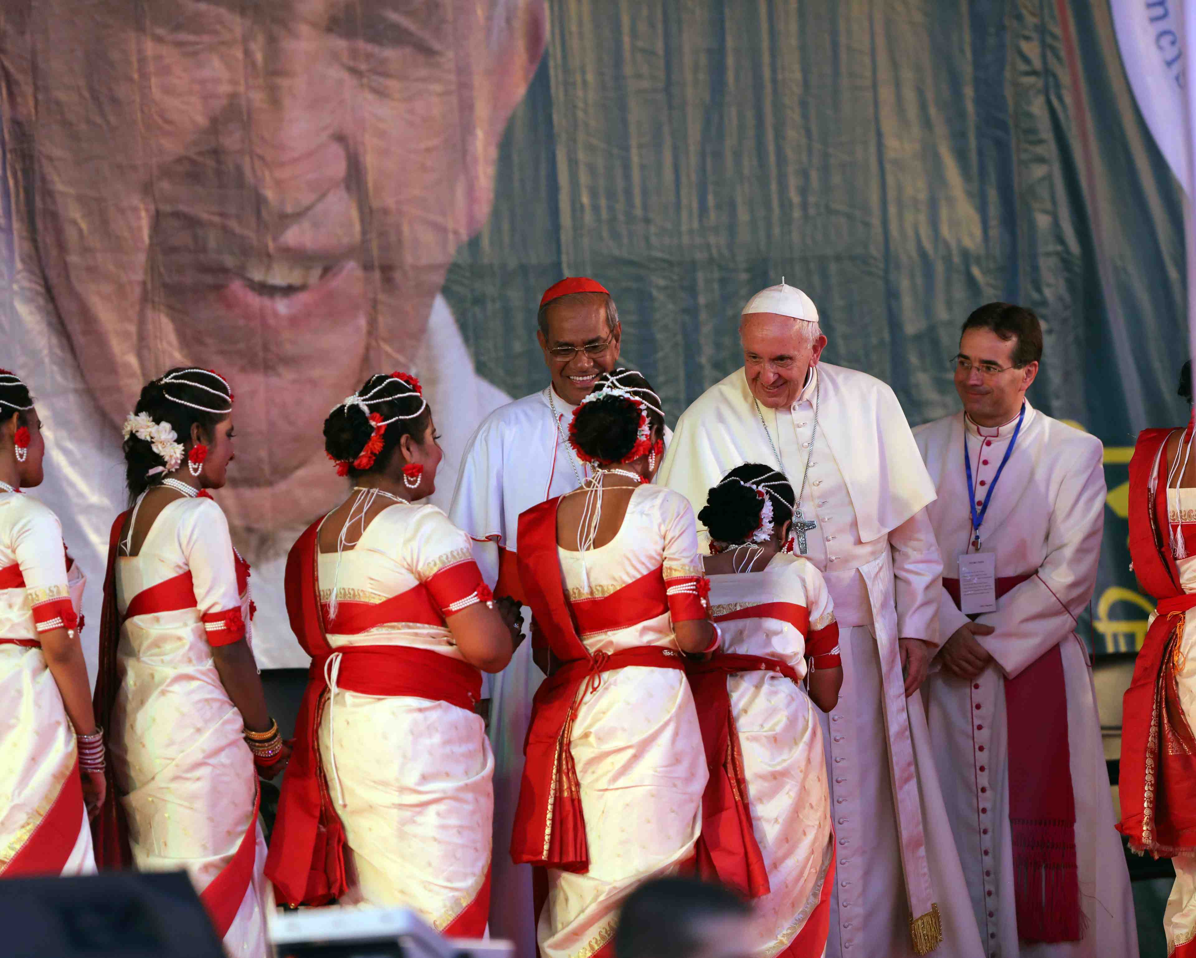 Le pape acheve sa visite en birmanie et au bangladesh