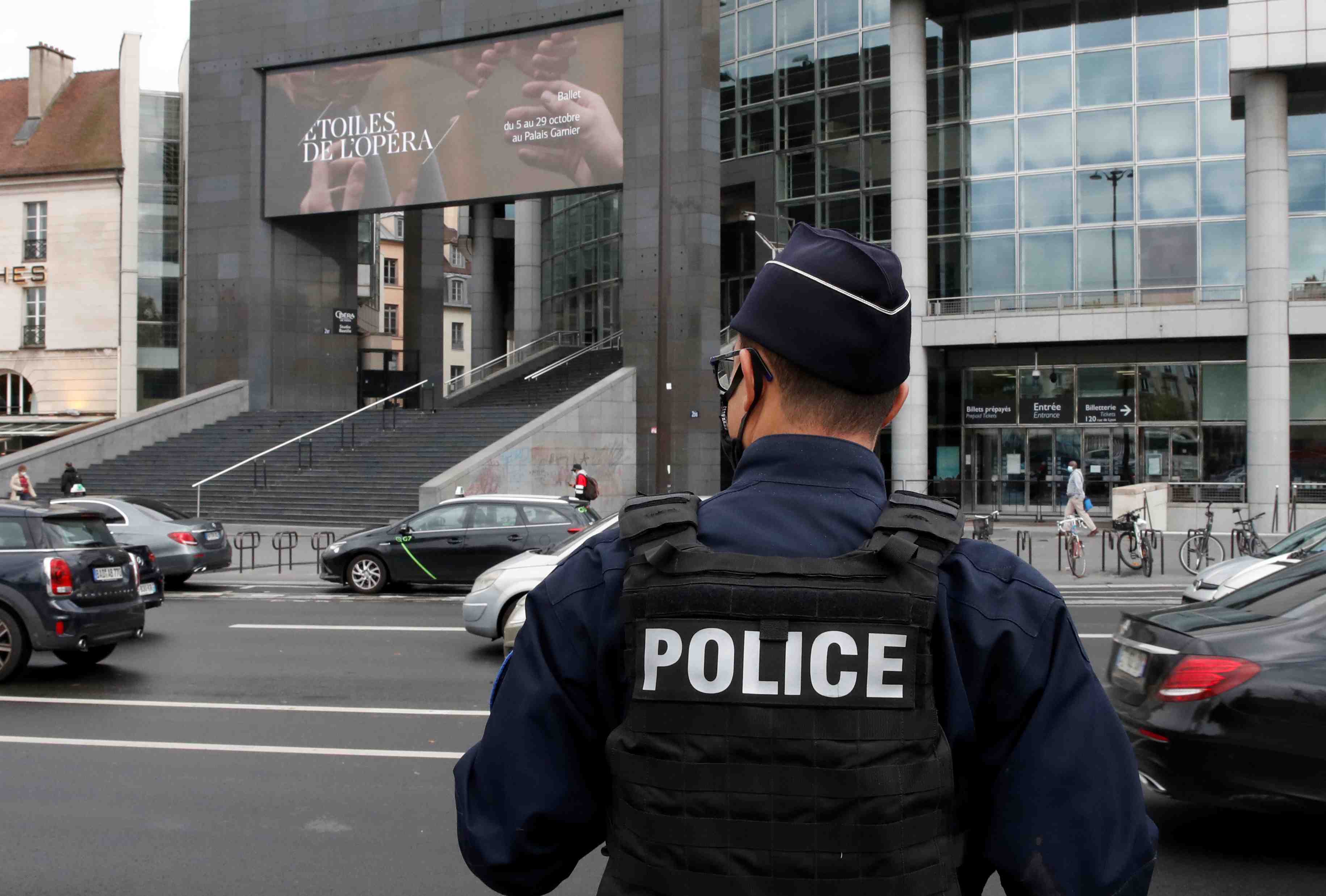 Le suspect avait des "visees terroristes", dit macron