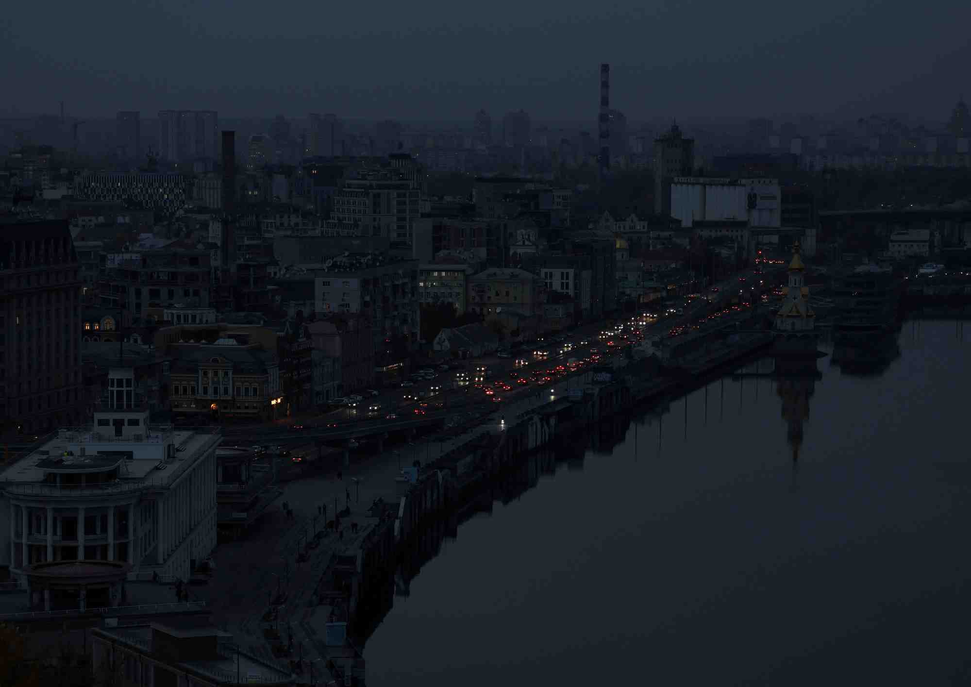 Photo du centre-ville de kyiv sans electricite apres que des infrastructures civiles critiques ont ete touchees par des attaques de missiles russes