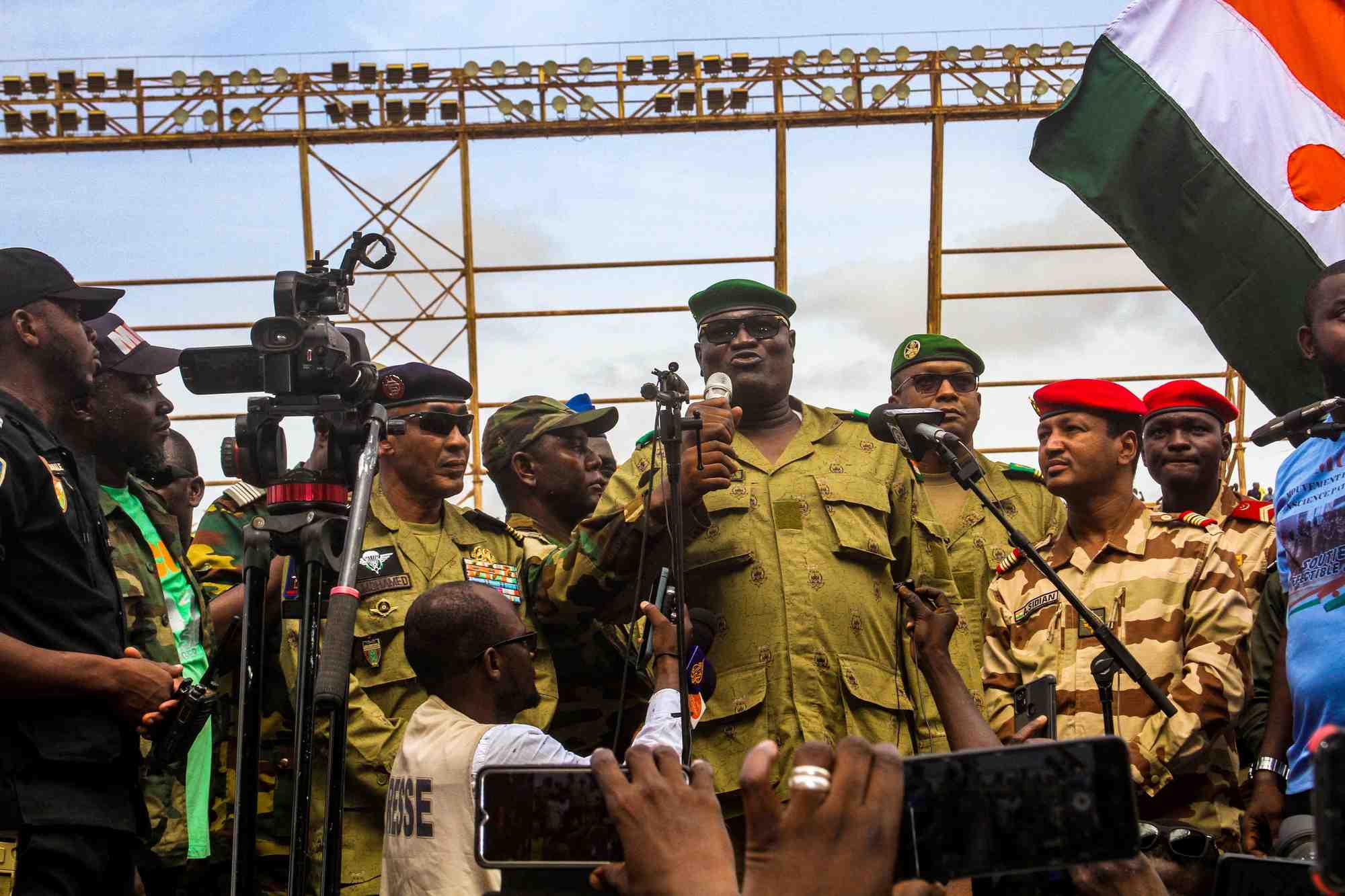 Des membres d'un conseil militaire qui a organise un coup d'etat au niger