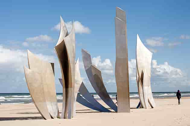 La sculpture monumentale "Les braves" conçue par Anilore Banon est installée sur la plage d'Omaha Beach. Depuis l'an dernier, elle a sa jumelle de l'autre côté de l'Atlantique dans le Michigan au warmemorial de Grosse Pointe.