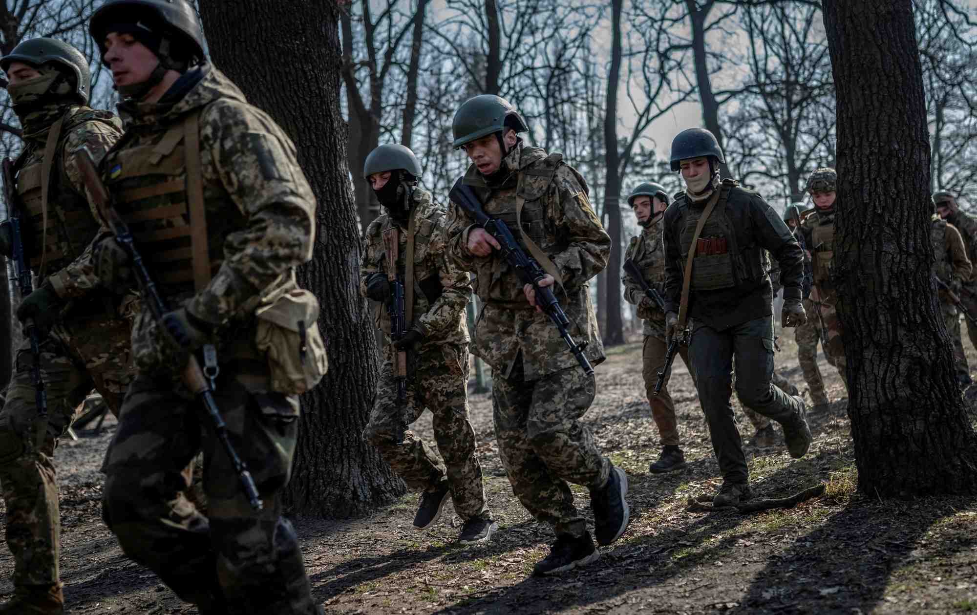 Entrainement des volontaires souhaitant rejoindre la 3e brigade d'assaut separee des forces armees ukrainiennes, dans la region de kyiv