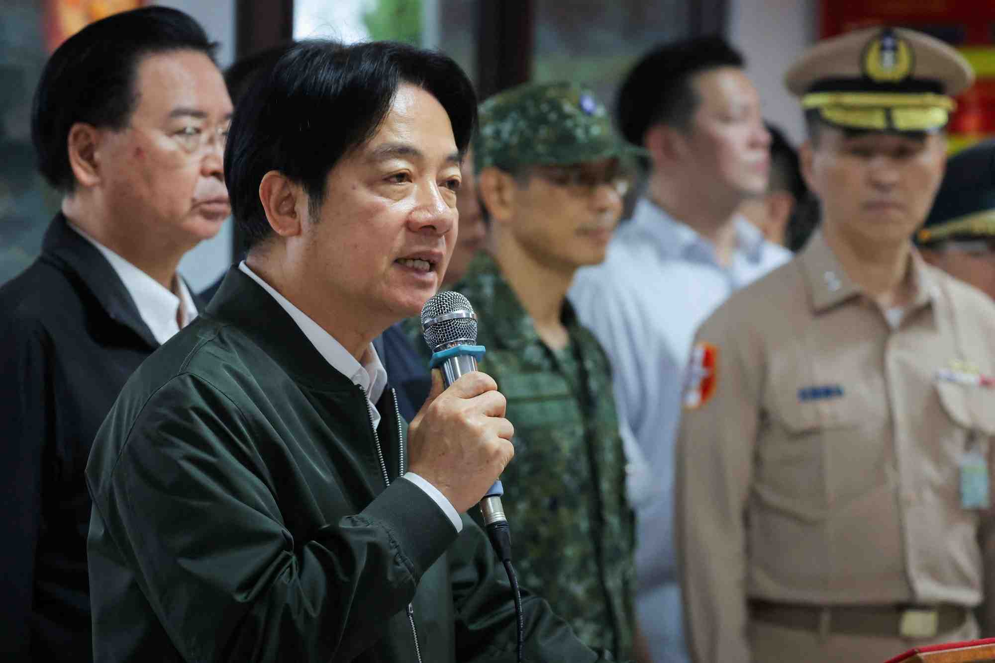 Le president taiwanais lai ching-te prononce un discours lors de sa visite dans un camp militaire a taoyuan, taiwan