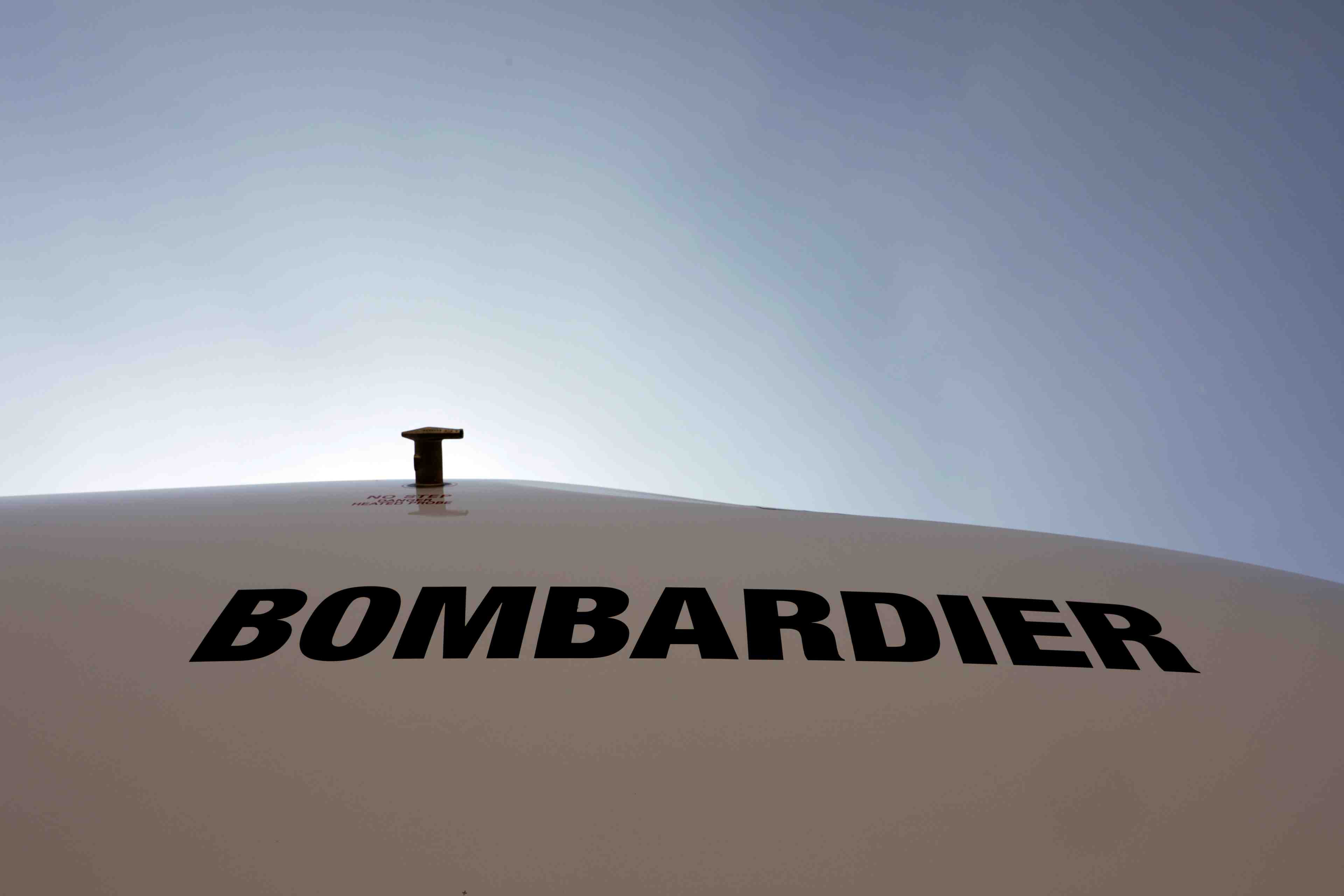 Bombardier vend deux filiales et supprime 5.000 postes